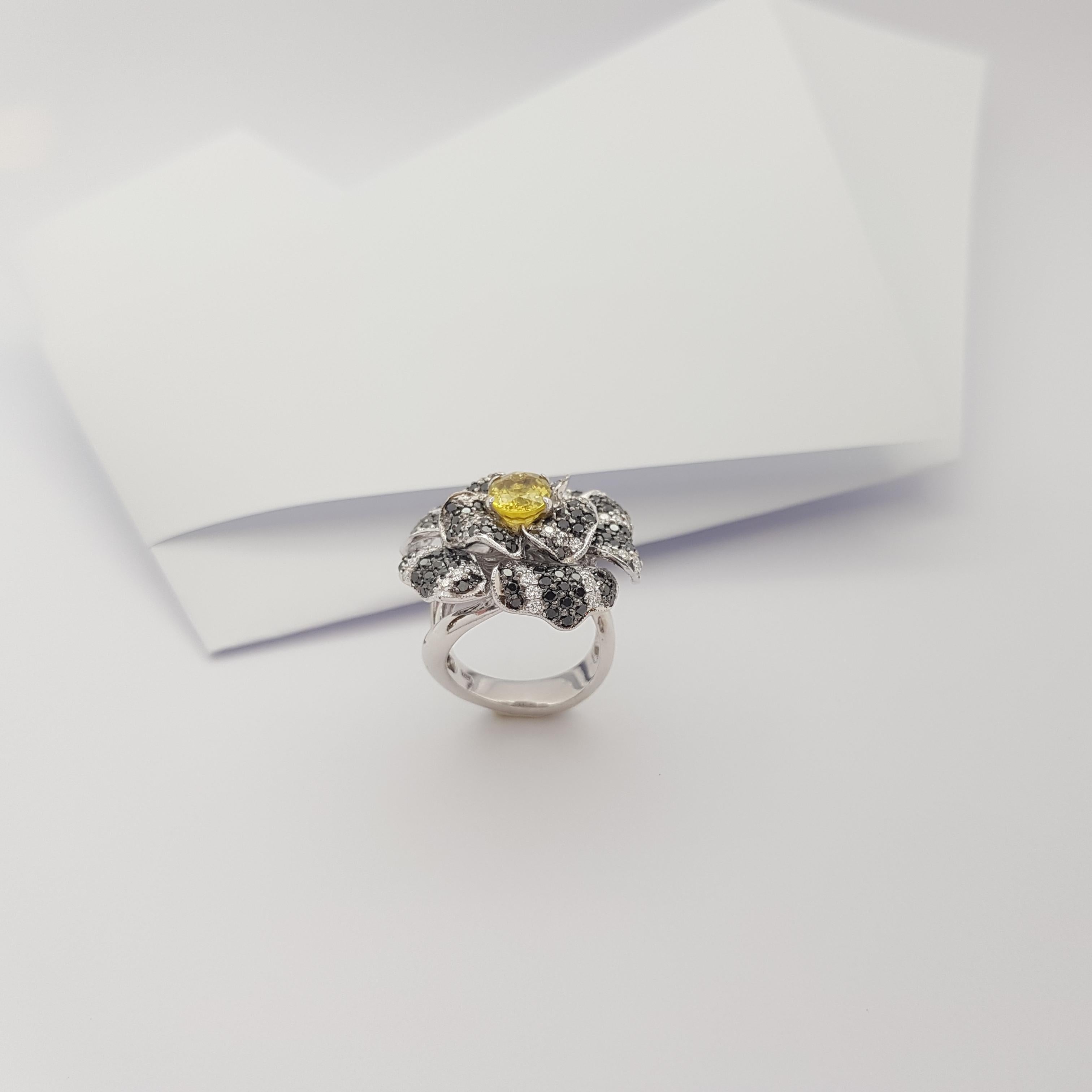 Bague en or blanc 18K avec saphir jaune, diamant et diamant noir en vente 5