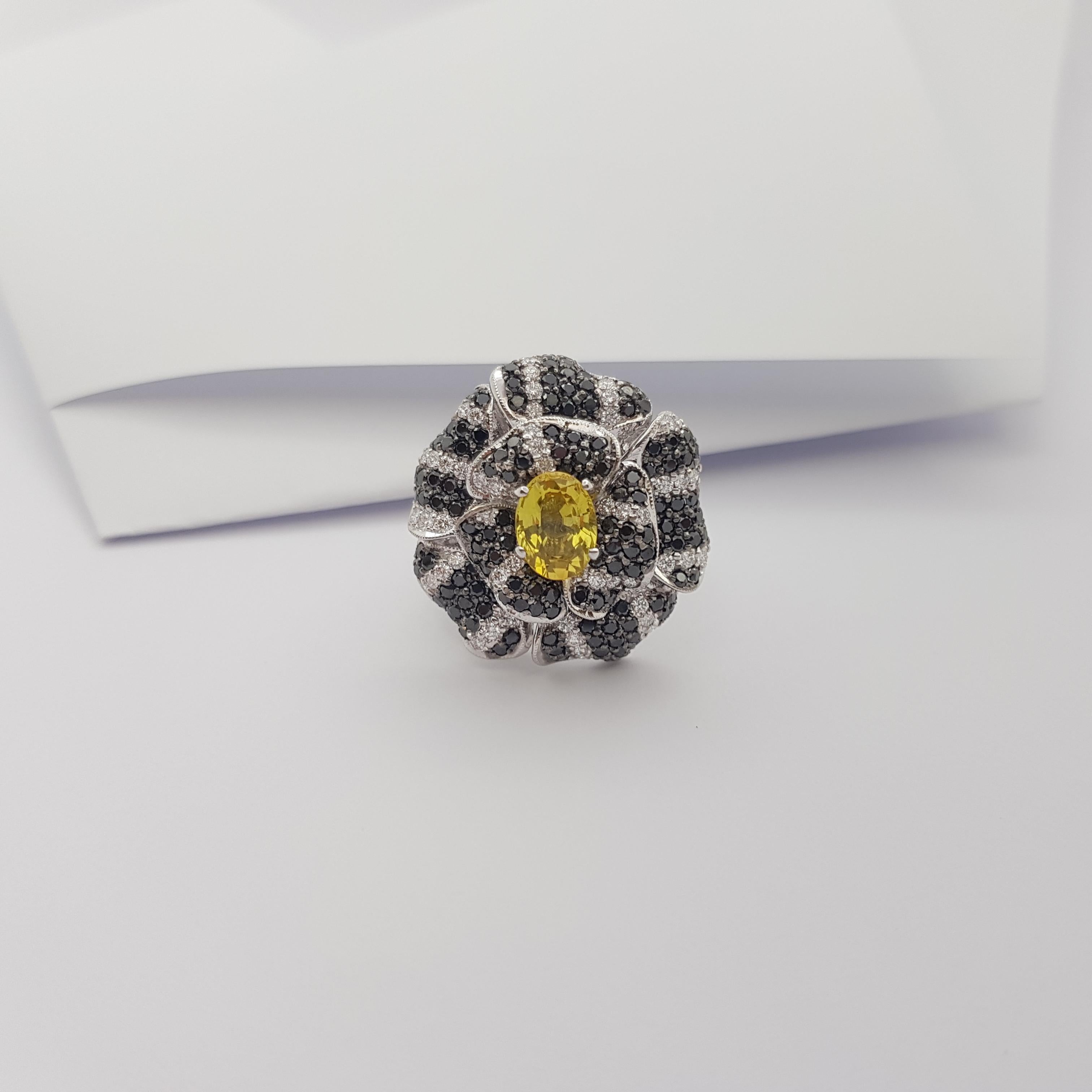 Bague en or blanc 18K avec saphir jaune, diamant et diamant noir en vente 6
