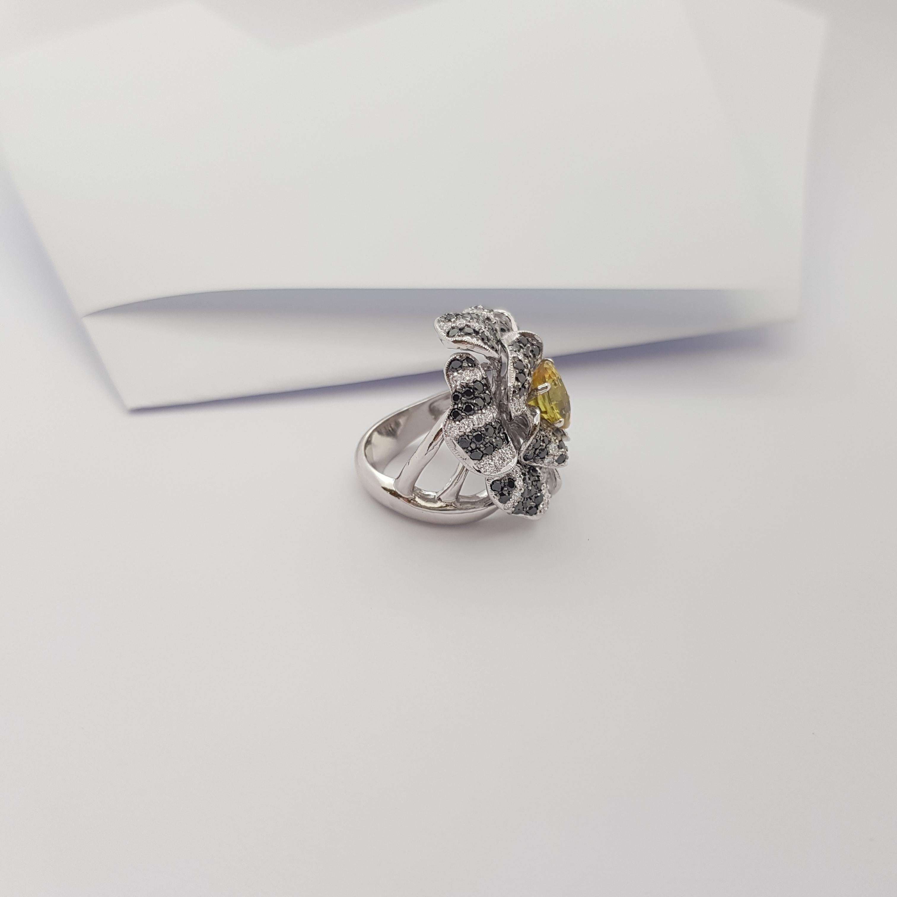 Bague en or blanc 18K avec saphir jaune, diamant et diamant noir en vente 7