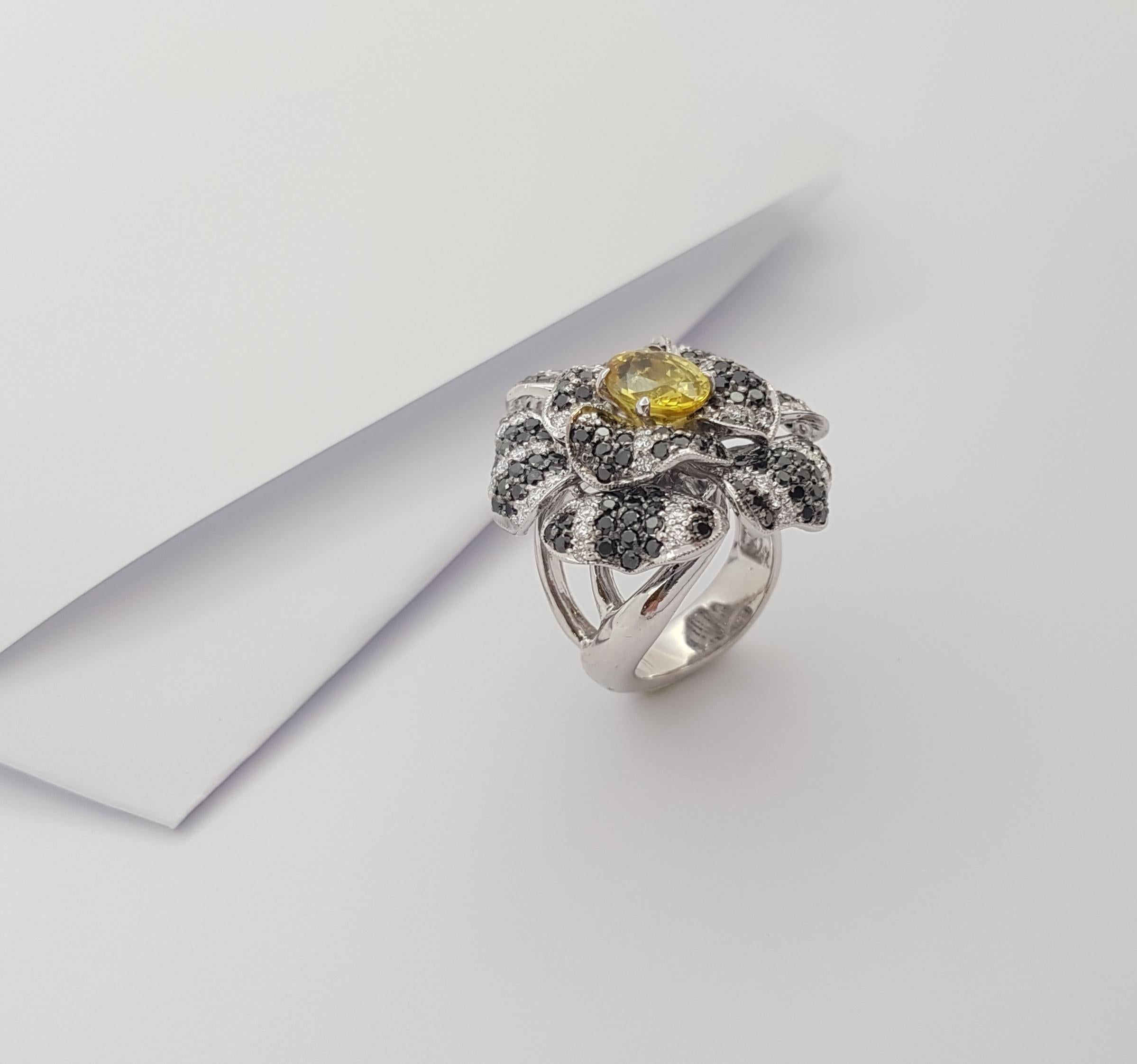 Bague en or blanc 18K avec saphir jaune, diamant et diamant noir en vente 9