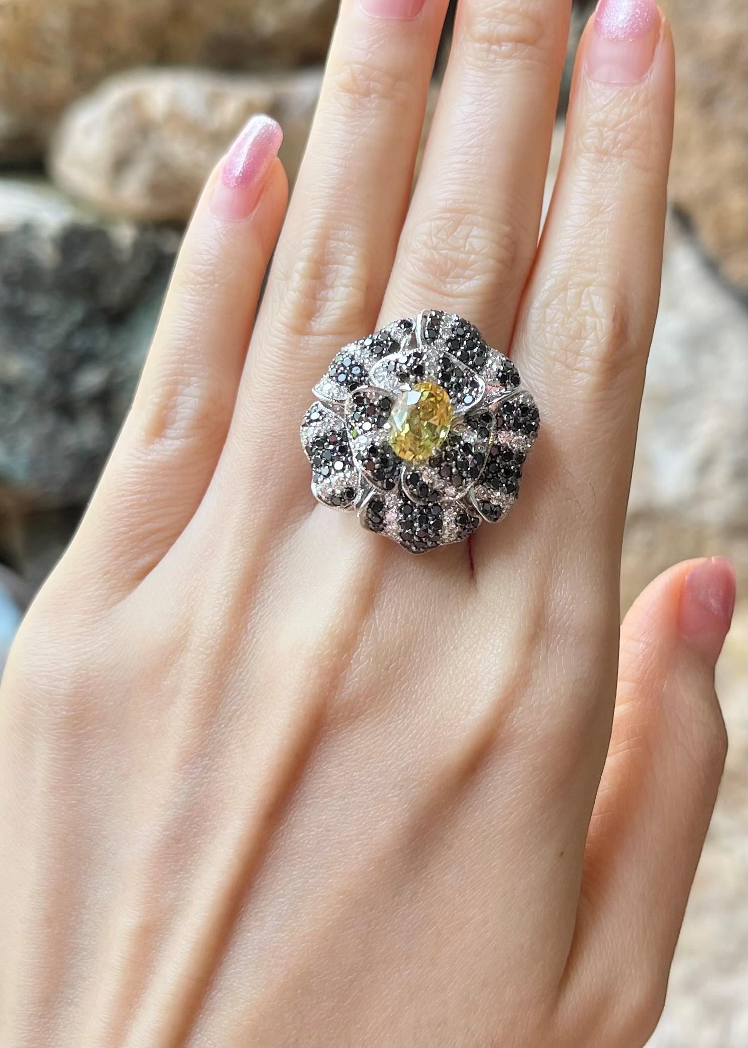 Saphir jaune 2,52 carats avec diamant 1,21 carats et diamant noir 2,67 carats Bague sertie en or blanc 18 carats

Largeur :  3.1 cm 
Longueur : 3.1 cm
Taille de l'anneau : 53
Poids total : 20,08 grammes

