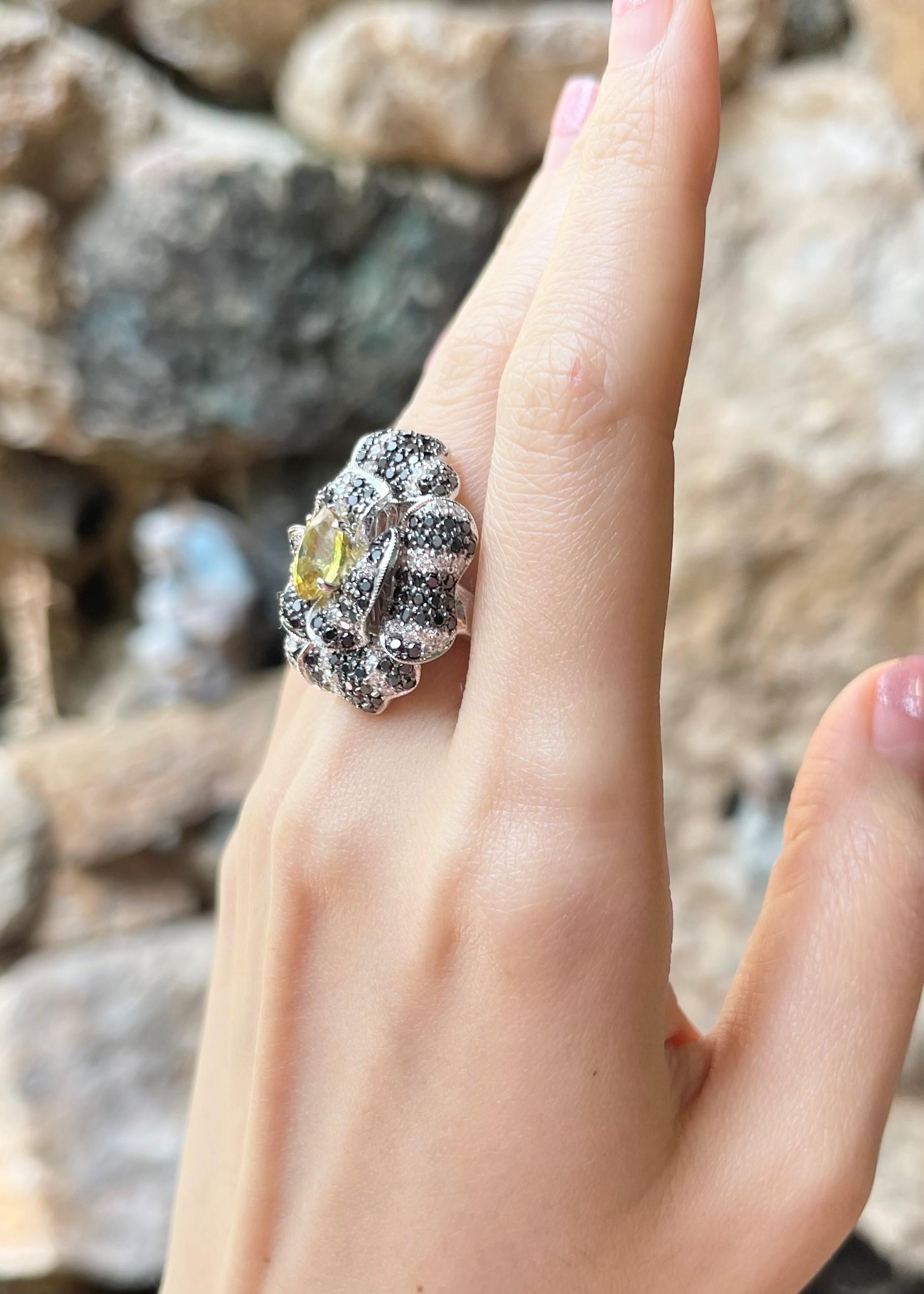 Taille mixte Bague en or blanc 18K avec saphir jaune, diamant et diamant noir en vente