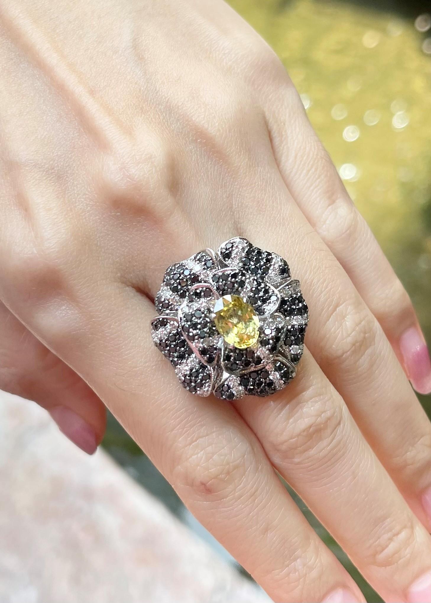 Bague en or blanc 18K avec saphir jaune, diamant et diamant noir Neuf - En vente à Bangkok, TH