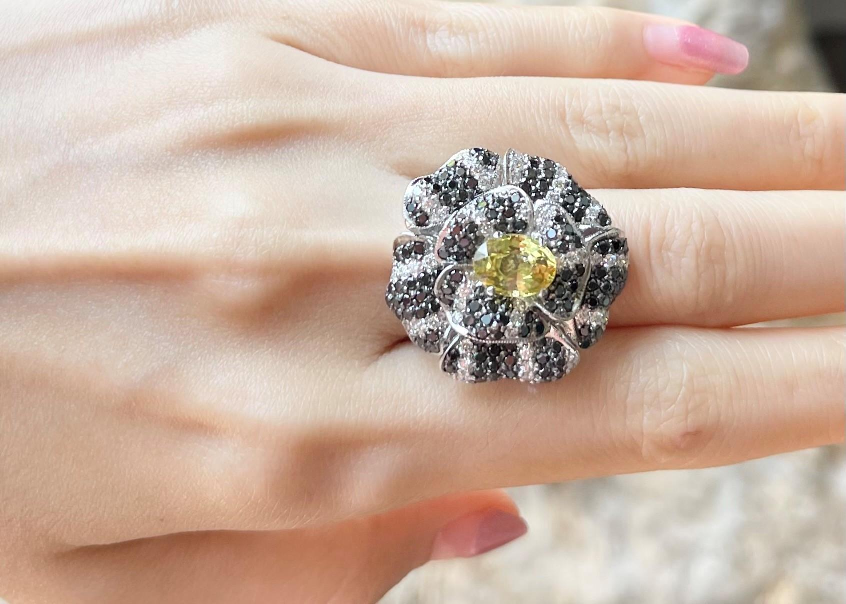 Bague en or blanc 18K avec saphir jaune, diamant et diamant noir Pour femmes en vente