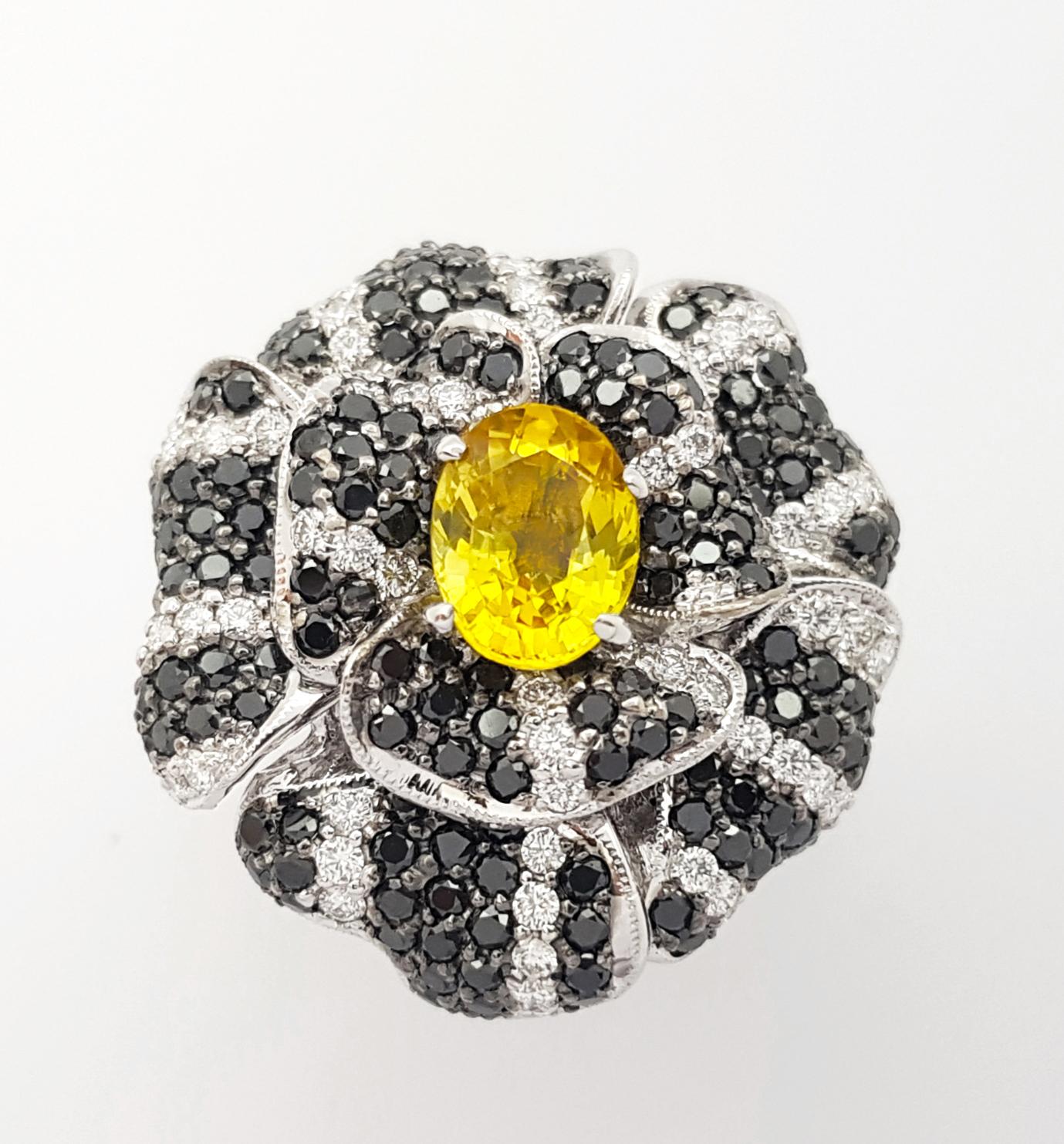 Bague en or blanc 18K avec saphir jaune, diamant et diamant noir en vente 1