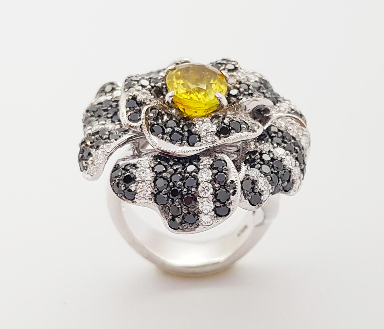 Bague en or blanc 18K avec saphir jaune, diamant et diamant noir en vente 2