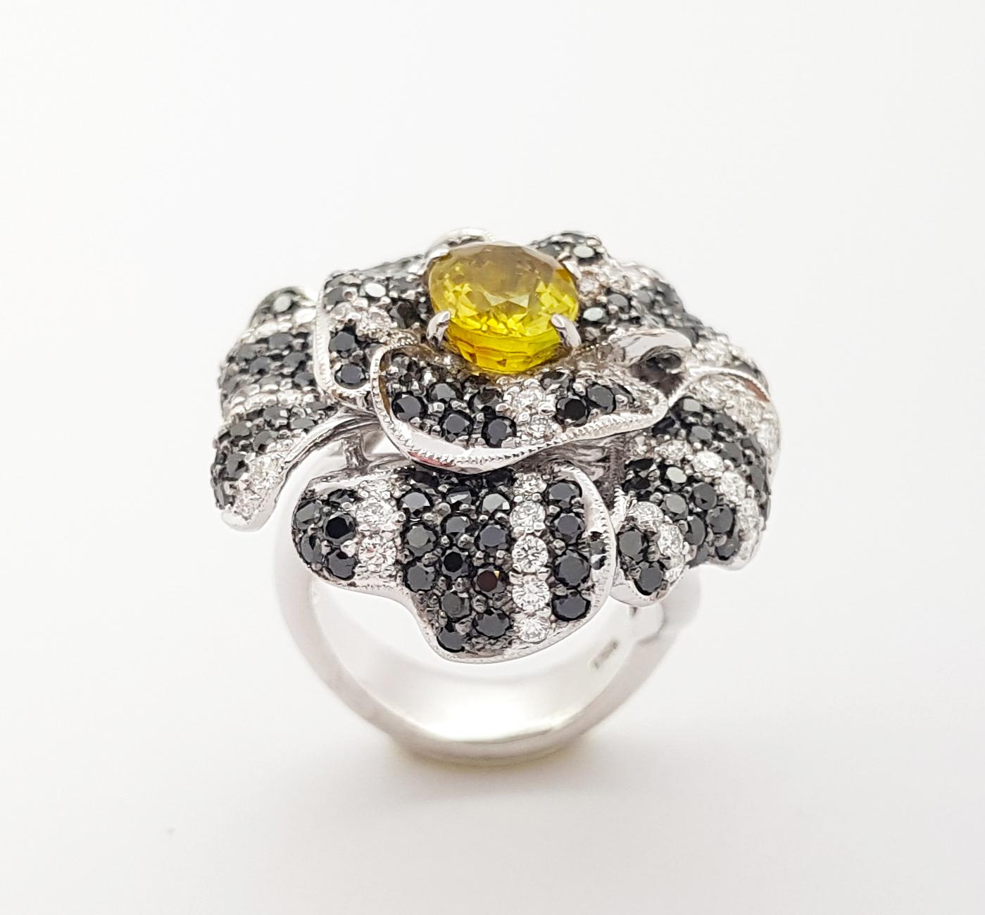 Bague en or blanc 18K avec saphir jaune, diamant et diamant noir en vente 3