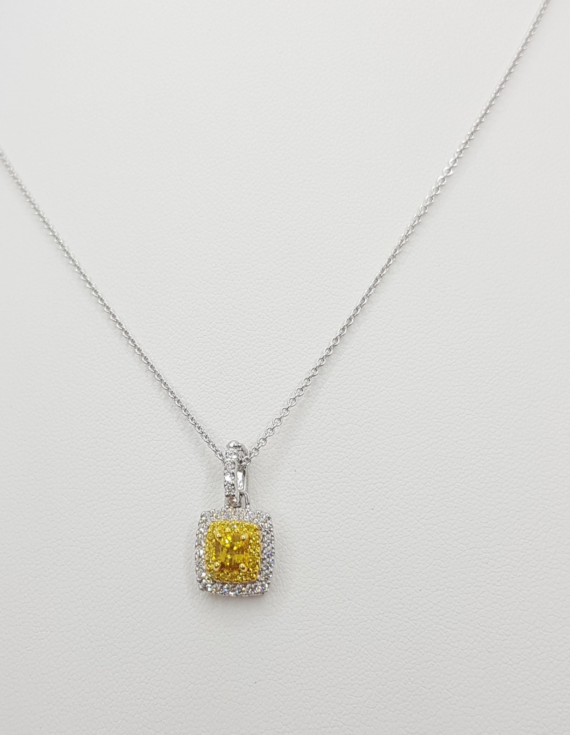 Gelber Saphir 0,60 Karat mit Diamant 0,28 Karat und gelber Diamant 0,09 Karat Anhänger in 18 Karat Weißgoldfassung
(Kette nicht enthalten)

Breite: 1,0 cm 
Länge: 1,9 cm
Gesamtgewicht: 2,58 Gramm

