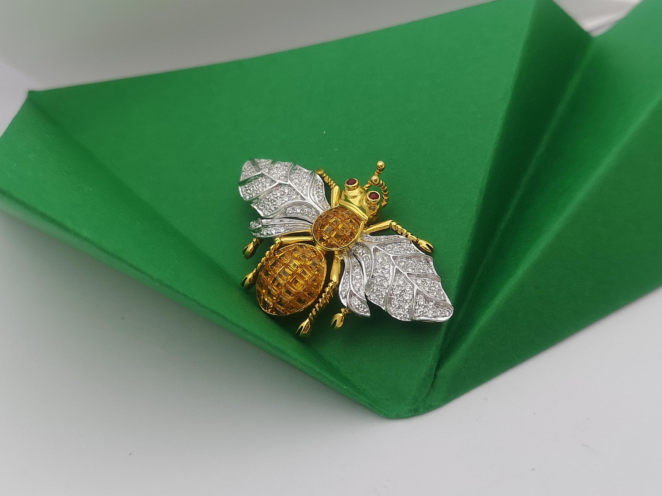 Yellow Sapphire with Diamond Bee Brooch Set in 18 Karat Gold Settings In New Condition For Sale In Bangkok, TH