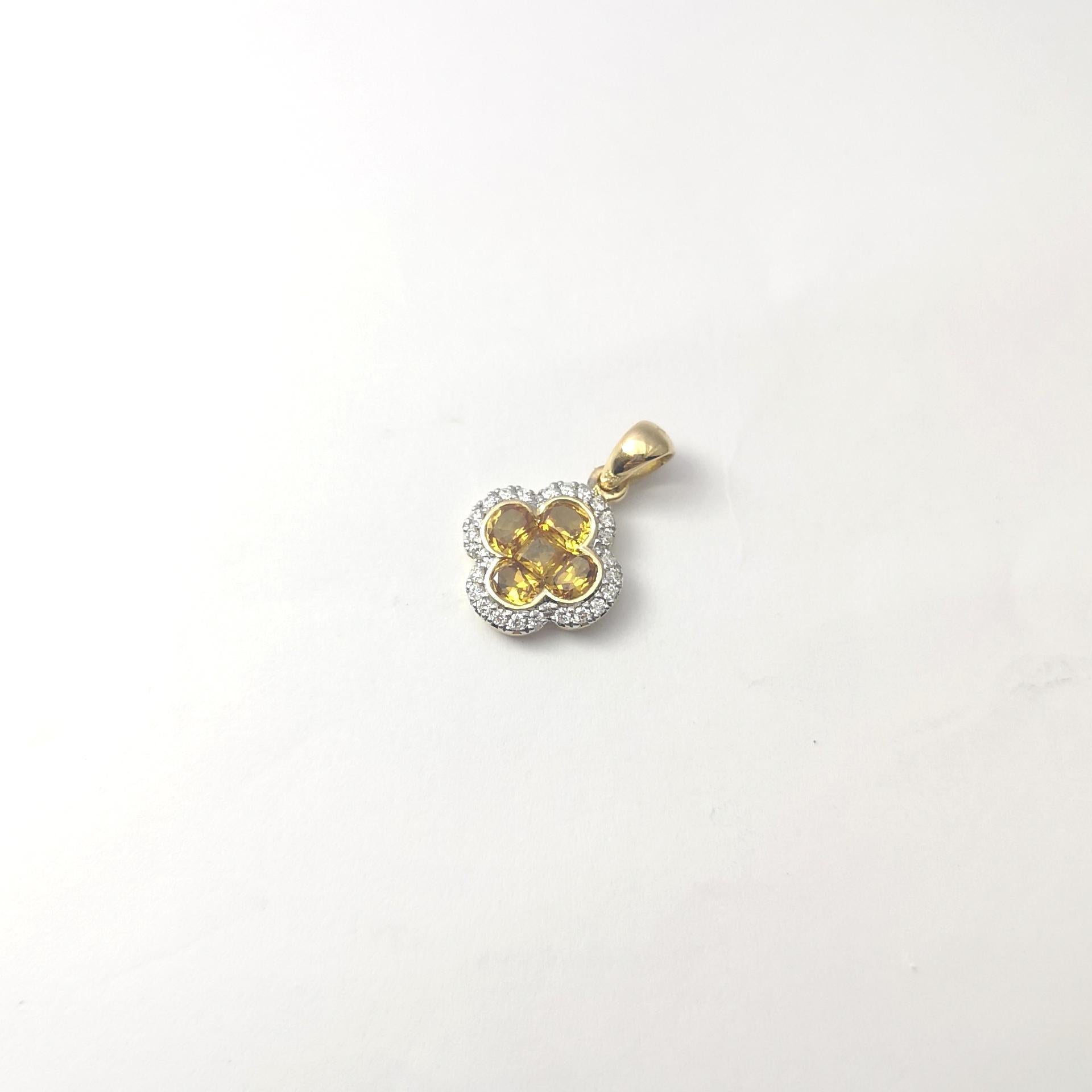 Pendentif trèfle en or 18 carats avec saphir jaune et diamant Neuf - En vente à Bangkok, TH