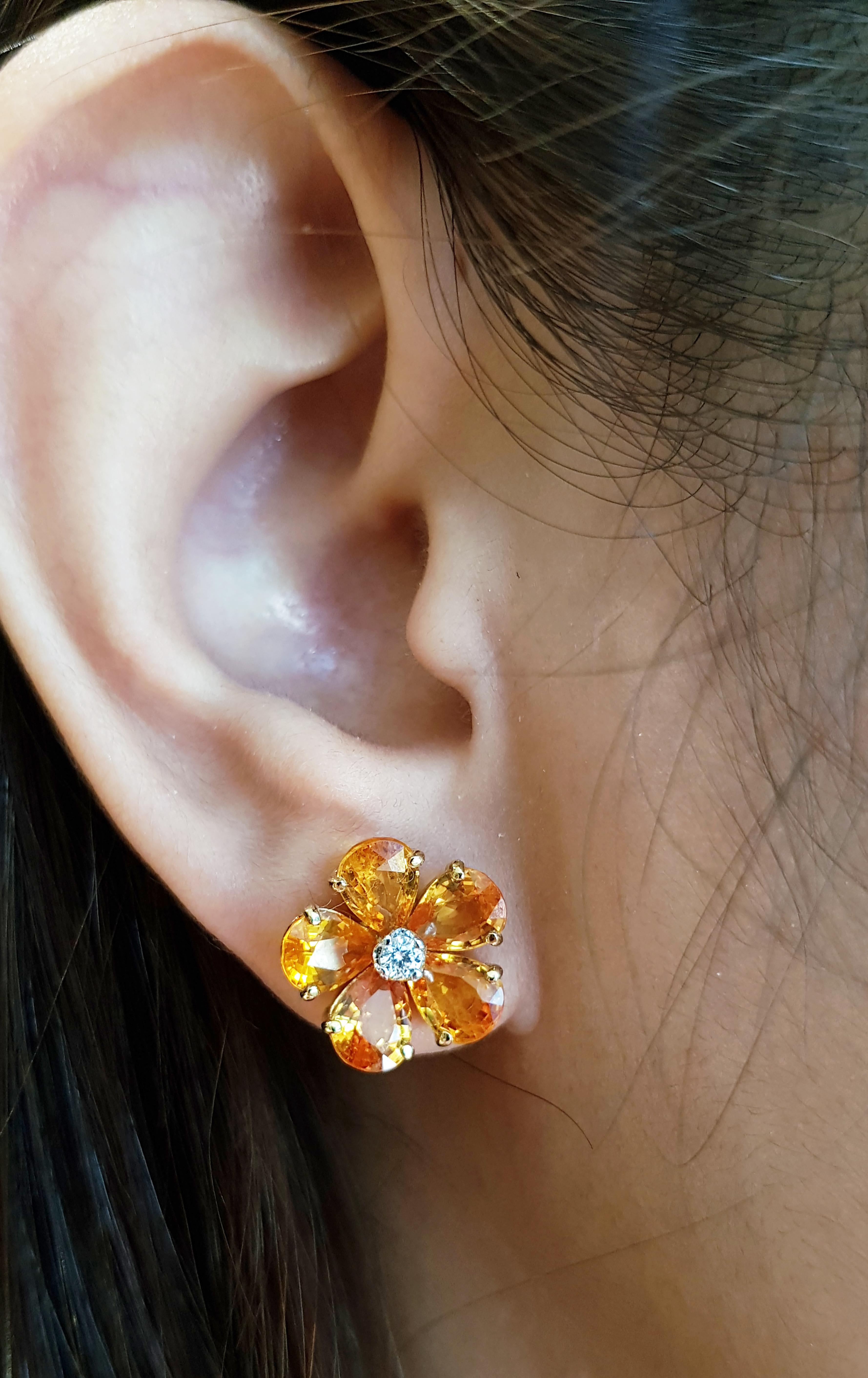 Zaffiro giallo 9,53 carati e diamante 0,12 carati - Orecchini con montatura in oro 18 carati

Larghezza:  1.4 cm 
Lunghezza: 1,4 cm
Peso totale: 6,25 grammi

