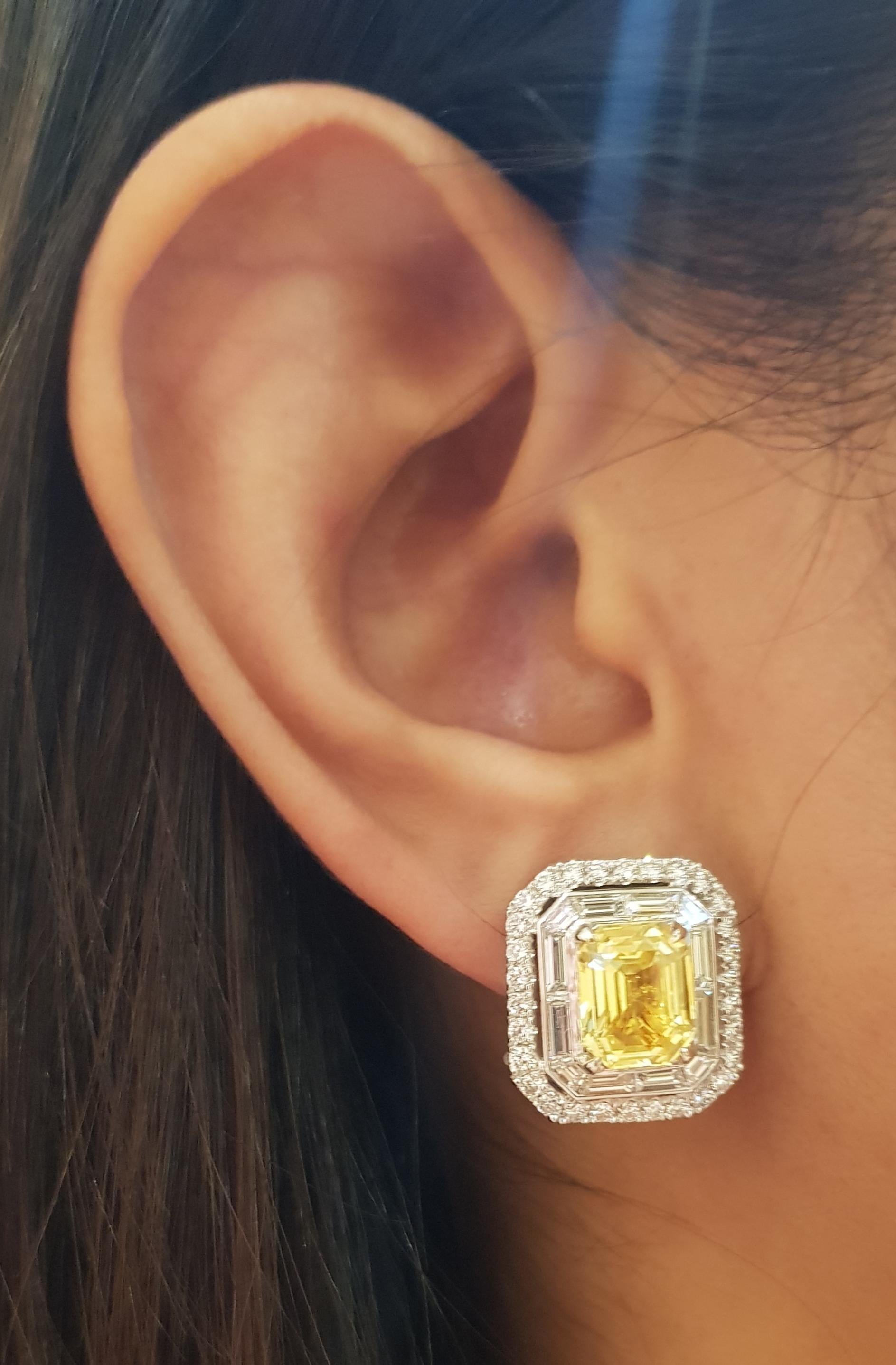 Boucles d'oreilles en or blanc 18 carats avec saphir jaune 6.36 carats et diamant 2.43 carats

Largeur :  1,5 cm 
Longueur : 1.7 cm
Poids total : 14,74 grammes



