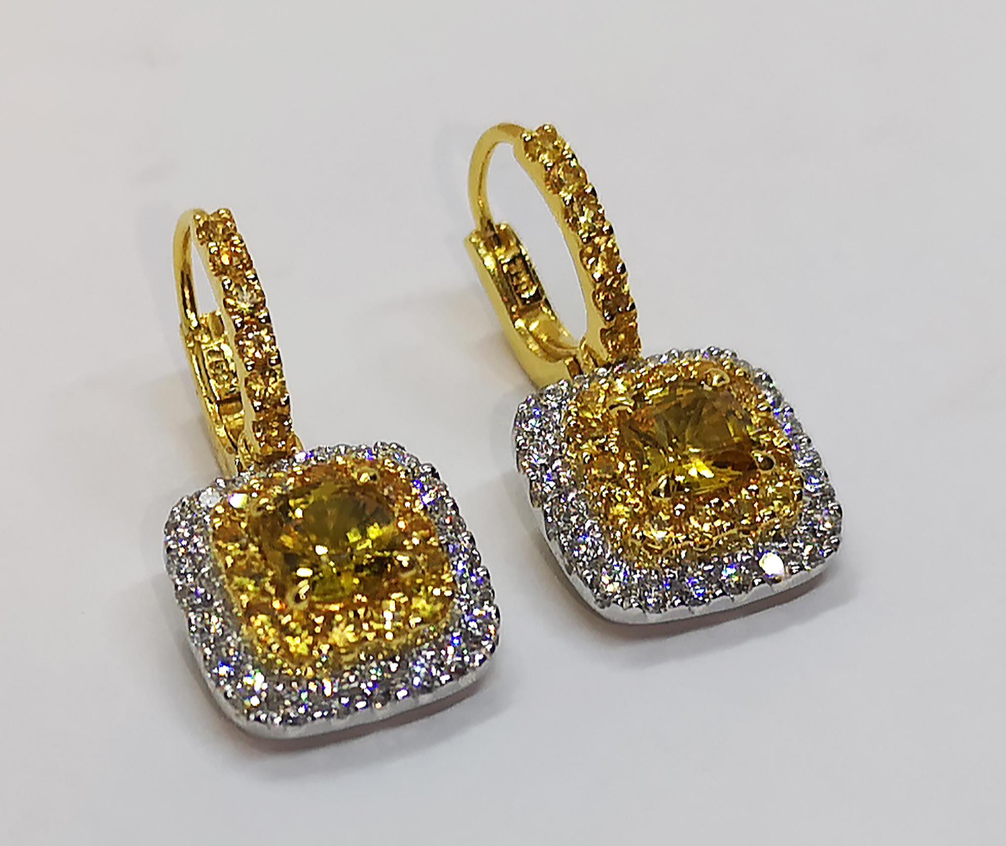 Taille coussin Boucles d'oreilles en or blanc 18 carats serties de saphirs jaunes et de diamants en vente