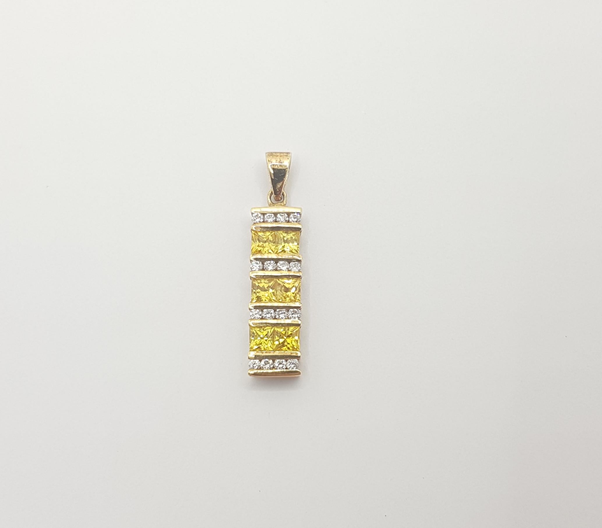 Pendentif en saphir jaune 1,20 carat et diamant 0,24 carat serti dans une monture en or 18 carats
(chaîne non incluse)

Largeur : 0,6 cm 
Longueur : 2,8 cm
Poids total : 3,86 grammes

