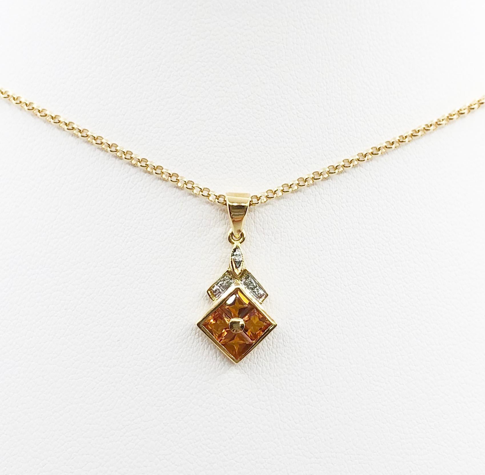 Pendentif en saphir jaune 0,84 carat et diamant 0,02 carat serti dans une monture en or 18 carats
(chaîne non incluse)

Largeur : 1,1 cm 
Longueur : 2,3 cm
Poids total : 2,04 grammes

