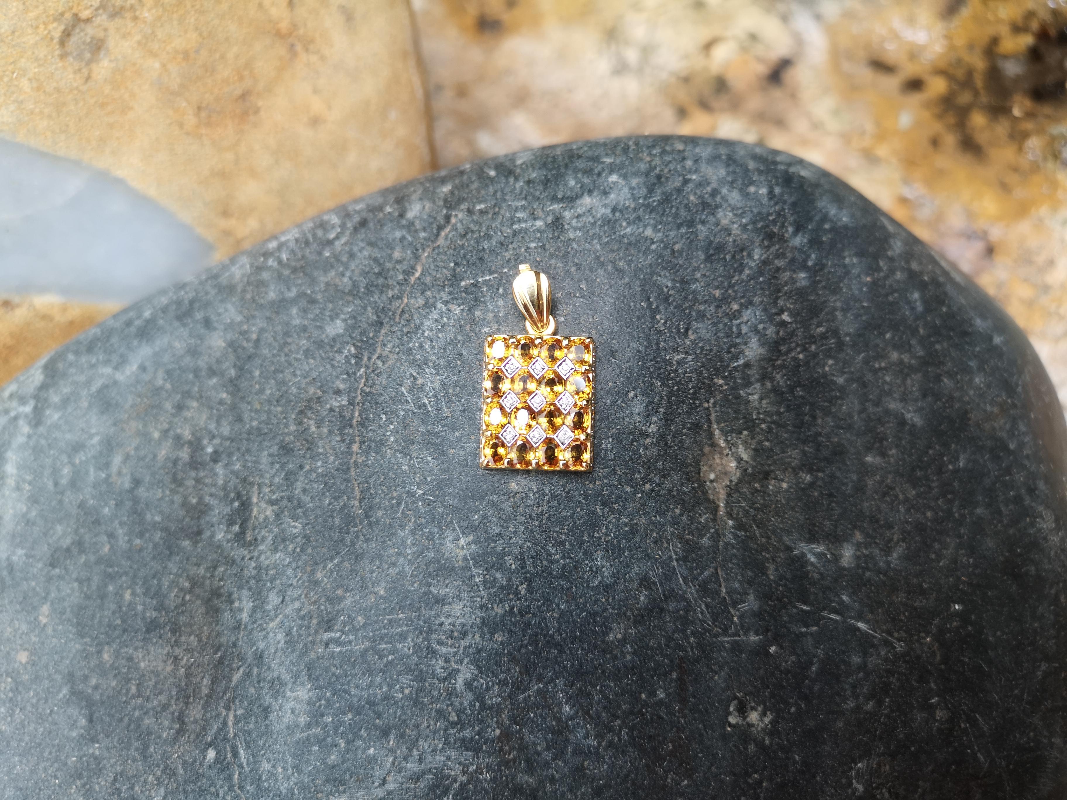 Taille ovale Pendentif en or 18 carats serti d'un saphir jaune et de diamants en vente