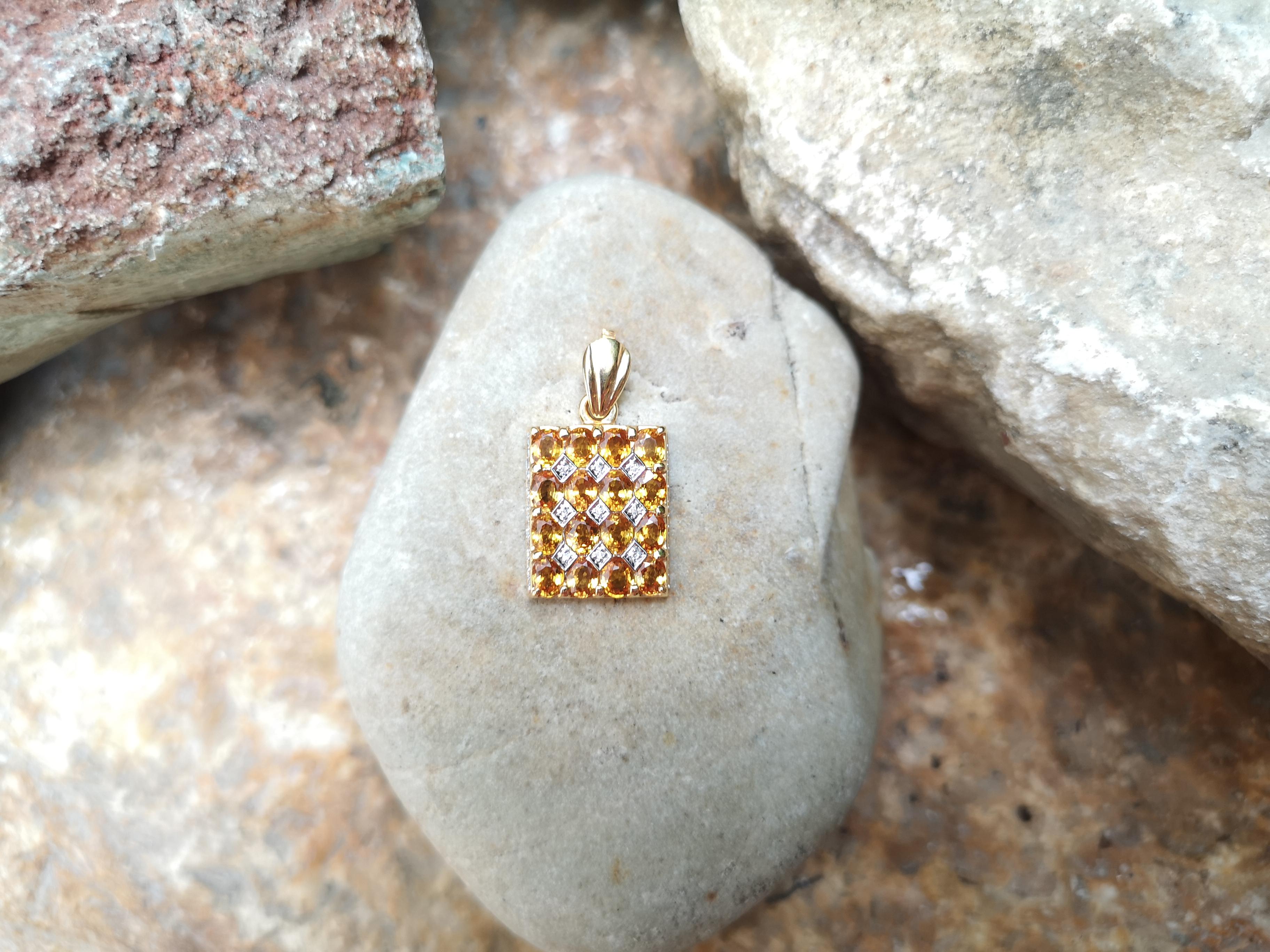 Pendentif en or 18 carats serti d'un saphir jaune et de diamants Neuf - En vente à Bangkok, TH