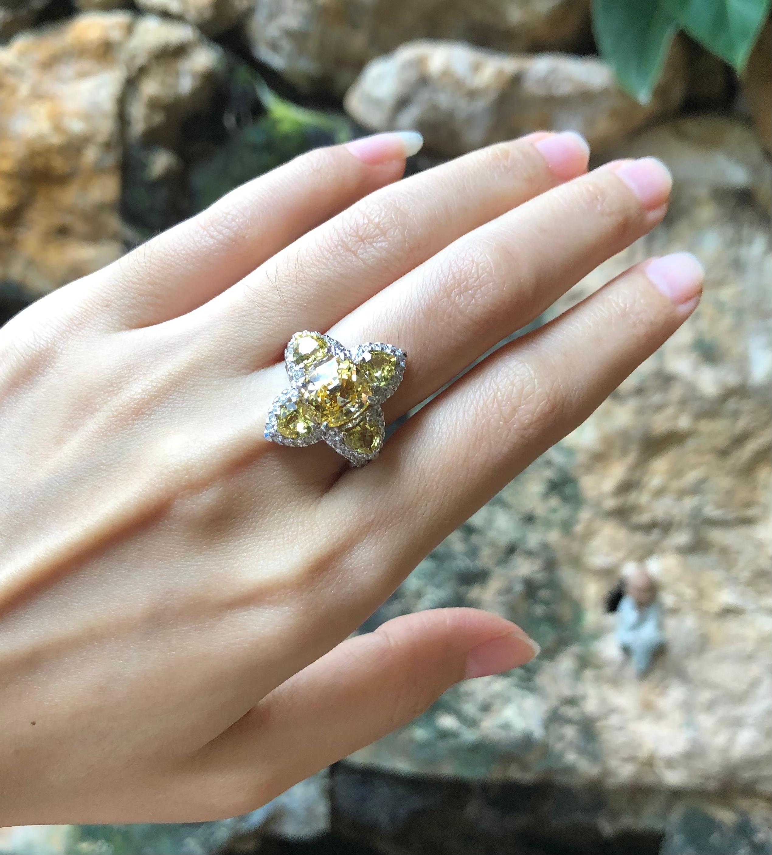 Yellow Sapphire with Diamond Ring Set in 18 Karat White Gold In New Condition For Sale In Bangkok, TH