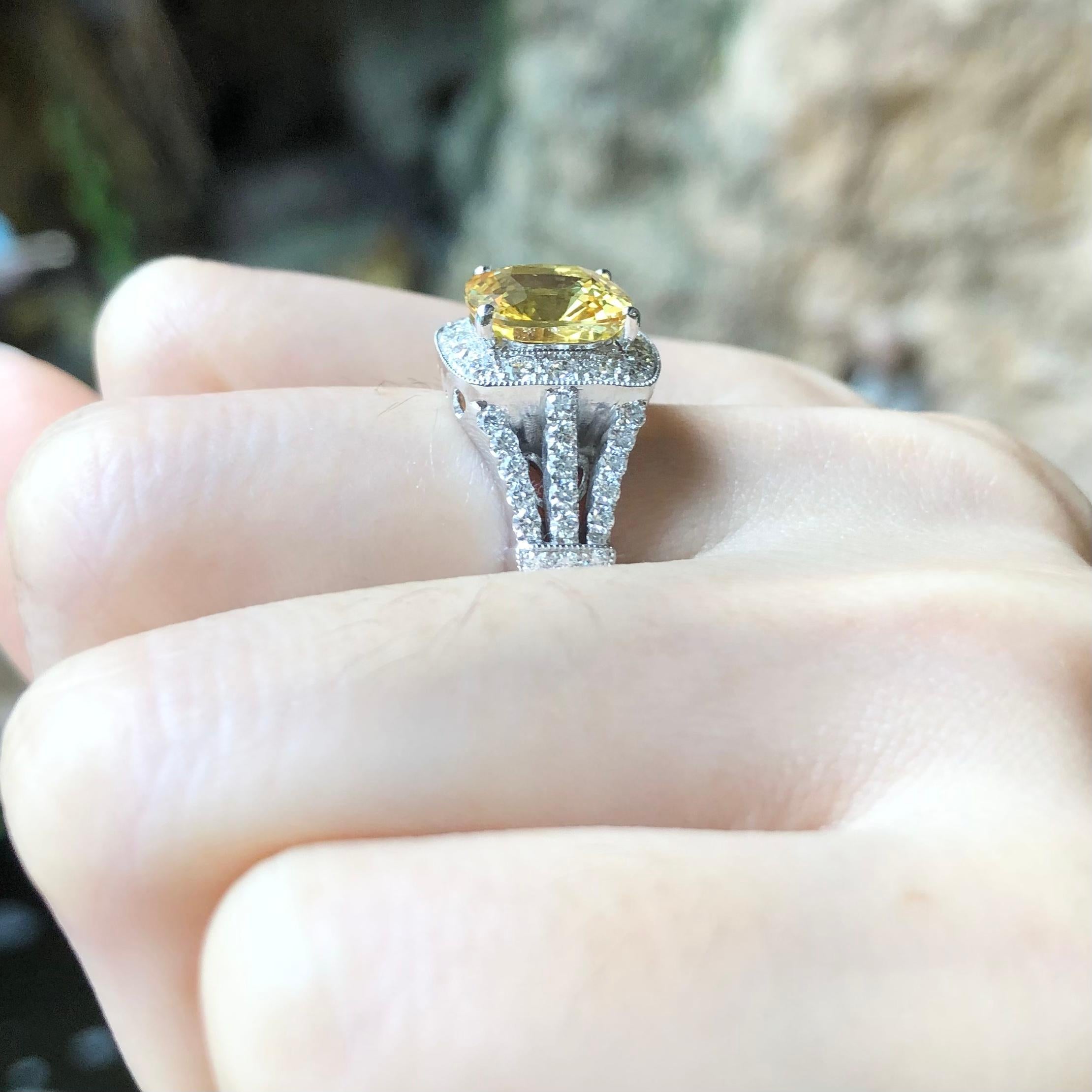 Gelber Saphir mit Diamantring in 18 Karat Weißgoldfassung (Zeitgenössisch) im Angebot