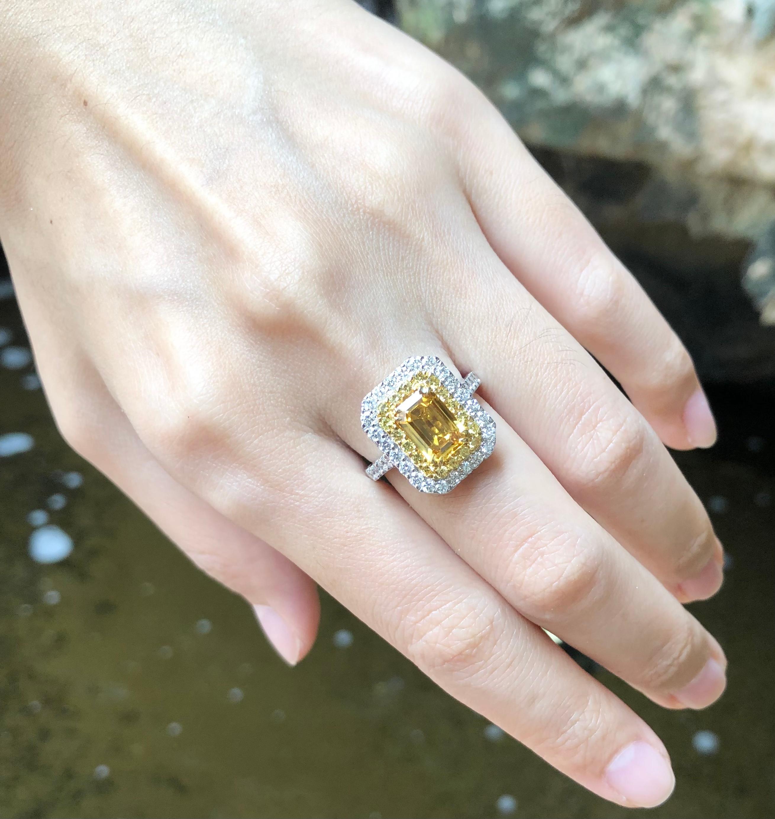 Gelber Saphir mit Diamantring aus 18 Karat Weißgold in Fassungen im Angebot 1