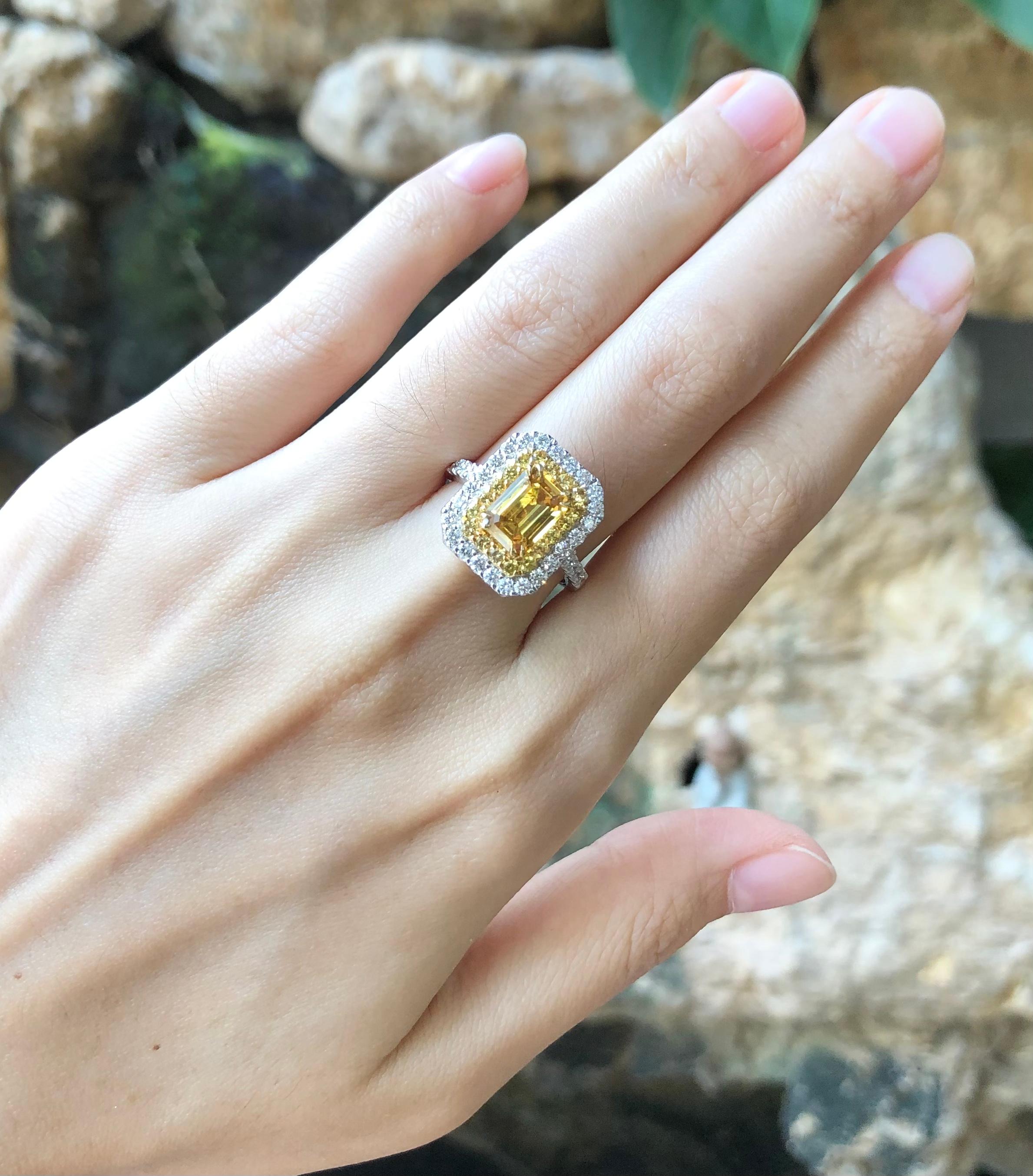 Yellow Sapphire with Diamond Ring Set in 18 Karat White Gold Settings In New Condition For Sale In Bangkok, TH