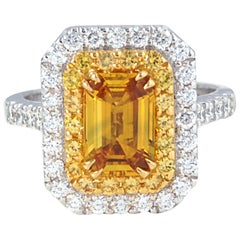 Anello con zaffiro giallo e diamanti incastonati in oro bianco 18 carati