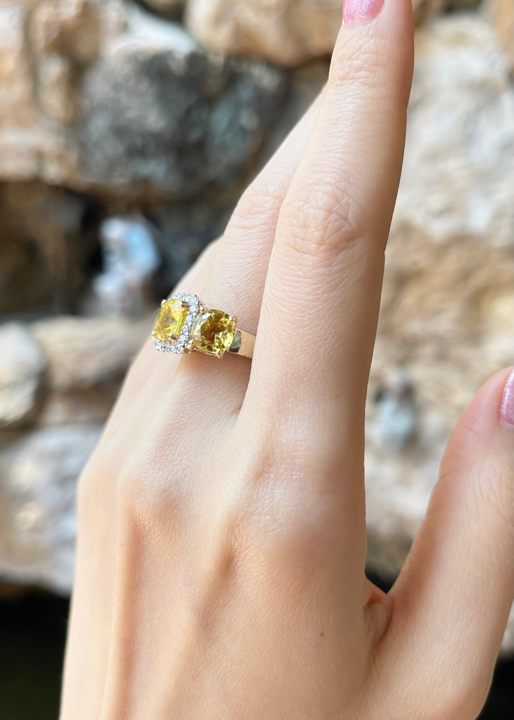 Yellow Sapphire with Diamond Ring set in 18K Gold Setting In New Condition For Sale In Bangkok, TH