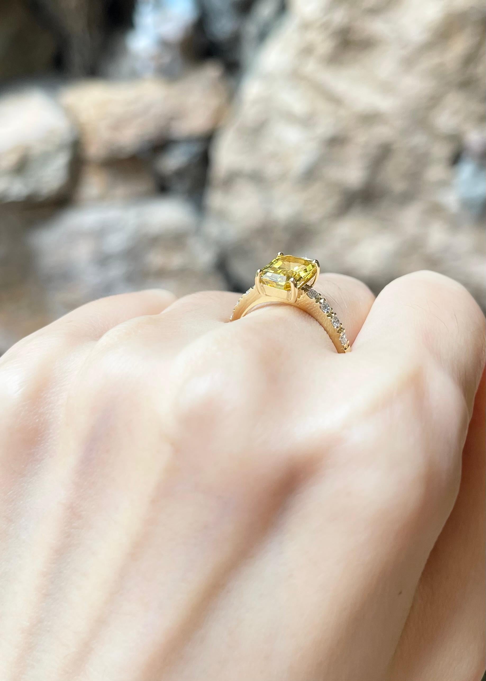Bague en or 18 carats avec saphir jaune et diamant Pour femmes en vente