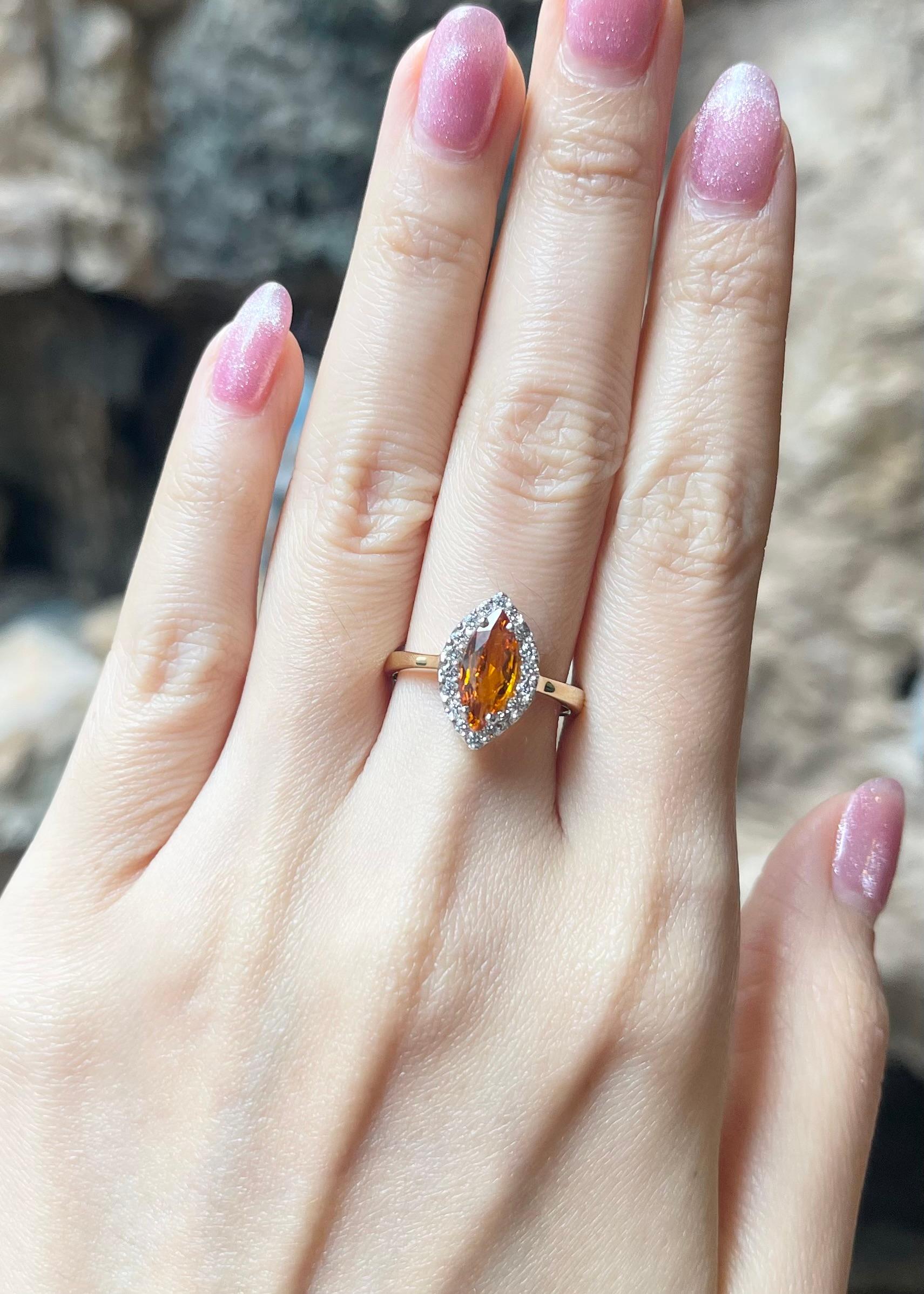 Bague en or 18 carats avec saphir jaune 1,55 carats et diamant 0,26 carat

Largeur :  1.0 cm 
Longueur : 1.5 cm
Taille de l'anneau : 54
Poids total : 4,48 grammes

