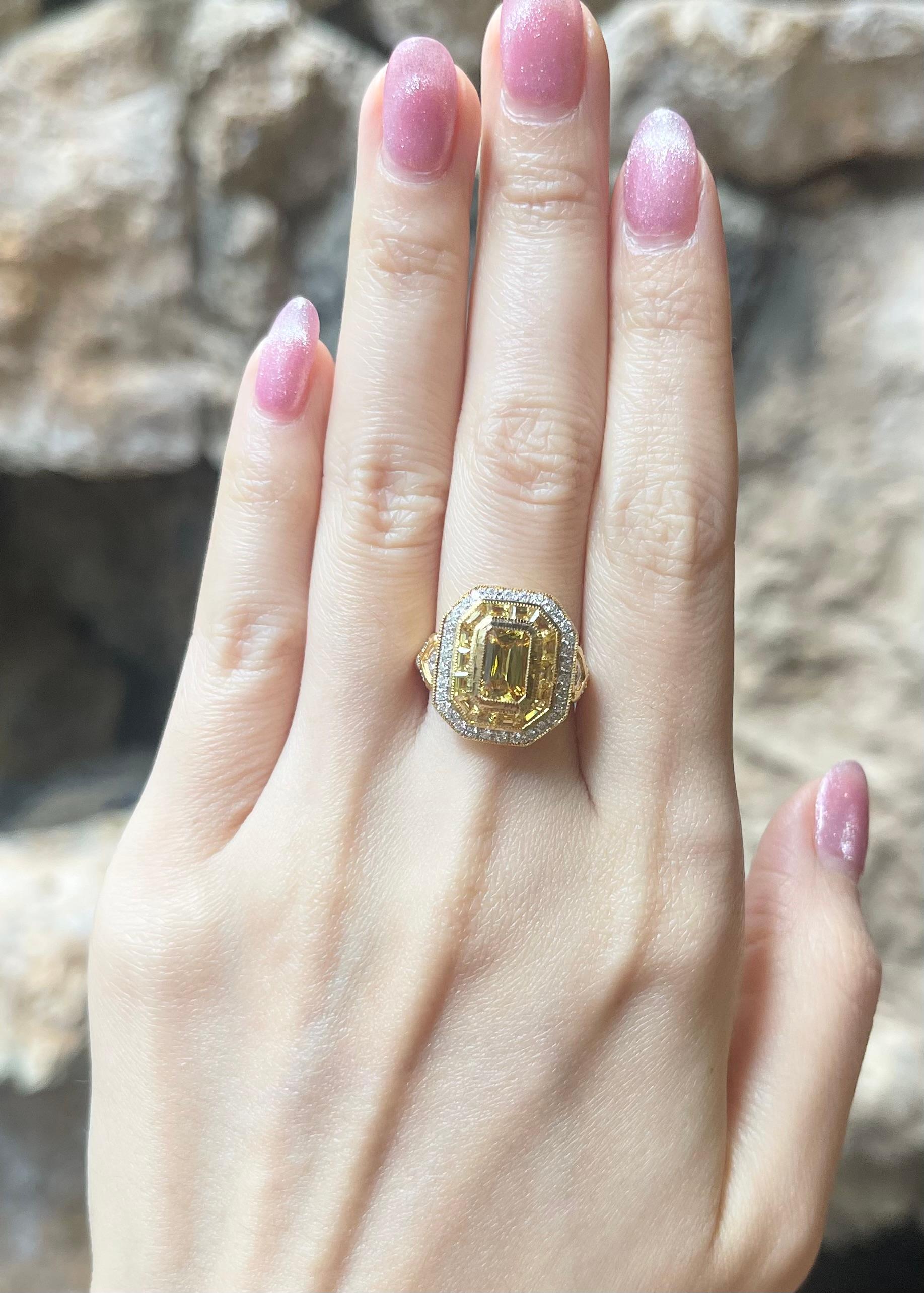 Gelber Saphir 1,16 Karat mit gelbem Saphir 1,81 Karat und Diamant 0,37 Karat Ring in 18K Gold gefasst

Breite:  1,5 cm 
Länge: 1.7 cm
Ringgröße: 53
Gesamtgewicht: 7,47 Gramm

