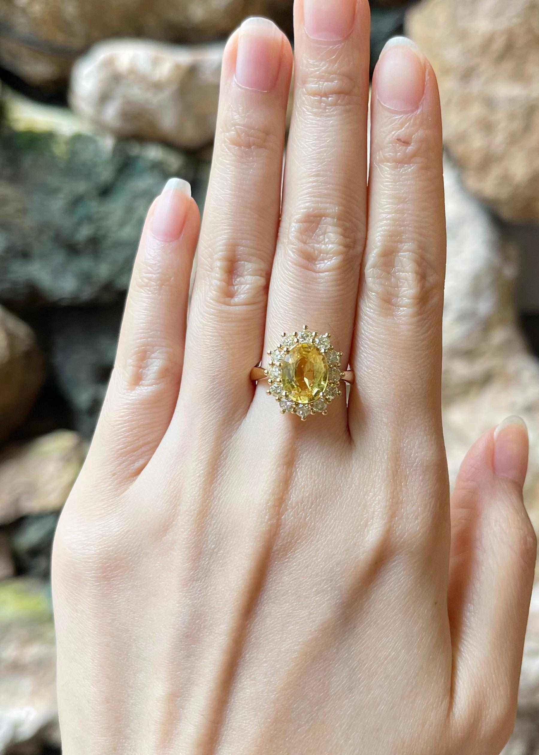 Gelber Saphir 3,43 Karat mit Diamant 1,11 Karat Ring in 18K Goldfassung

Breite:  1.3 cm 
Länge: 1.7 cm
Ringgröße: 53
Gesamtgewicht: 8,13 Gramm

