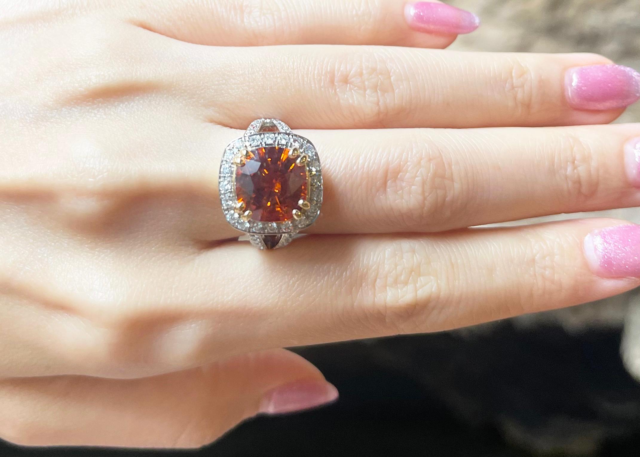 Contemporain Bague en saphir jaune et diamant sertie en or 18K en vente