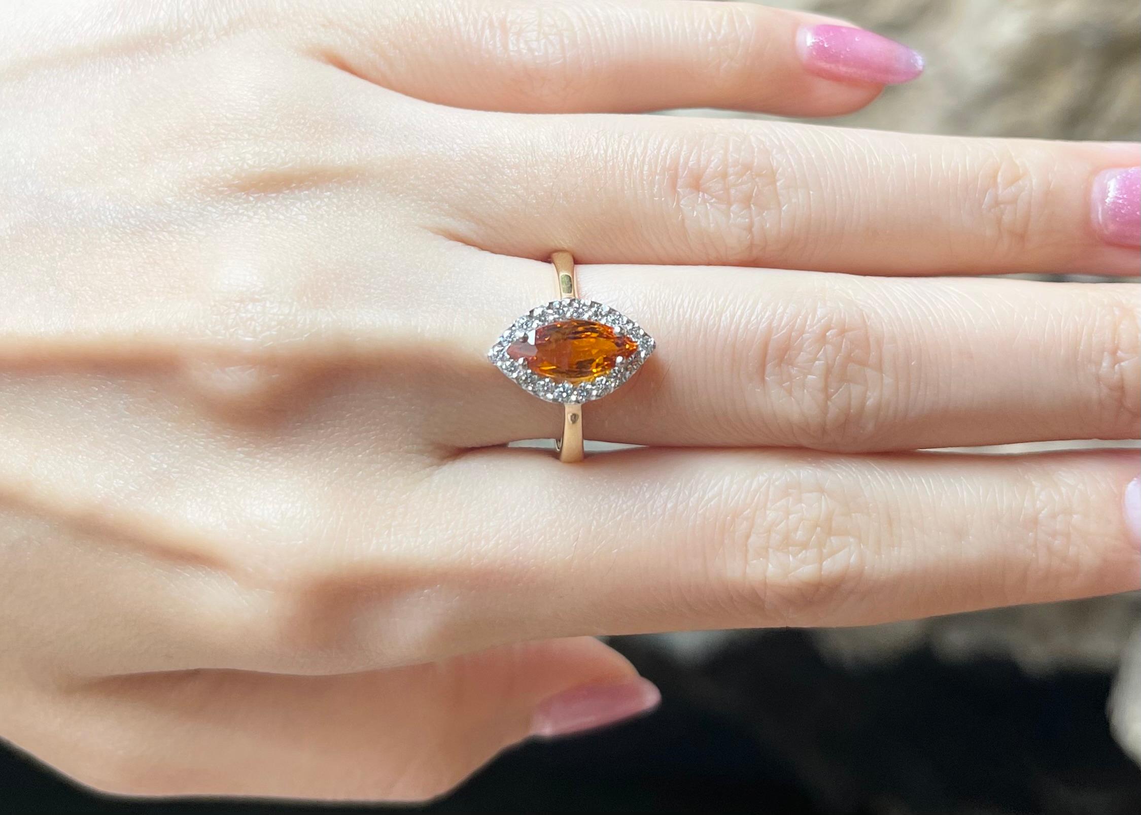 Contemporain Bague en saphir jaune et diamant sertie en or 18K en vente