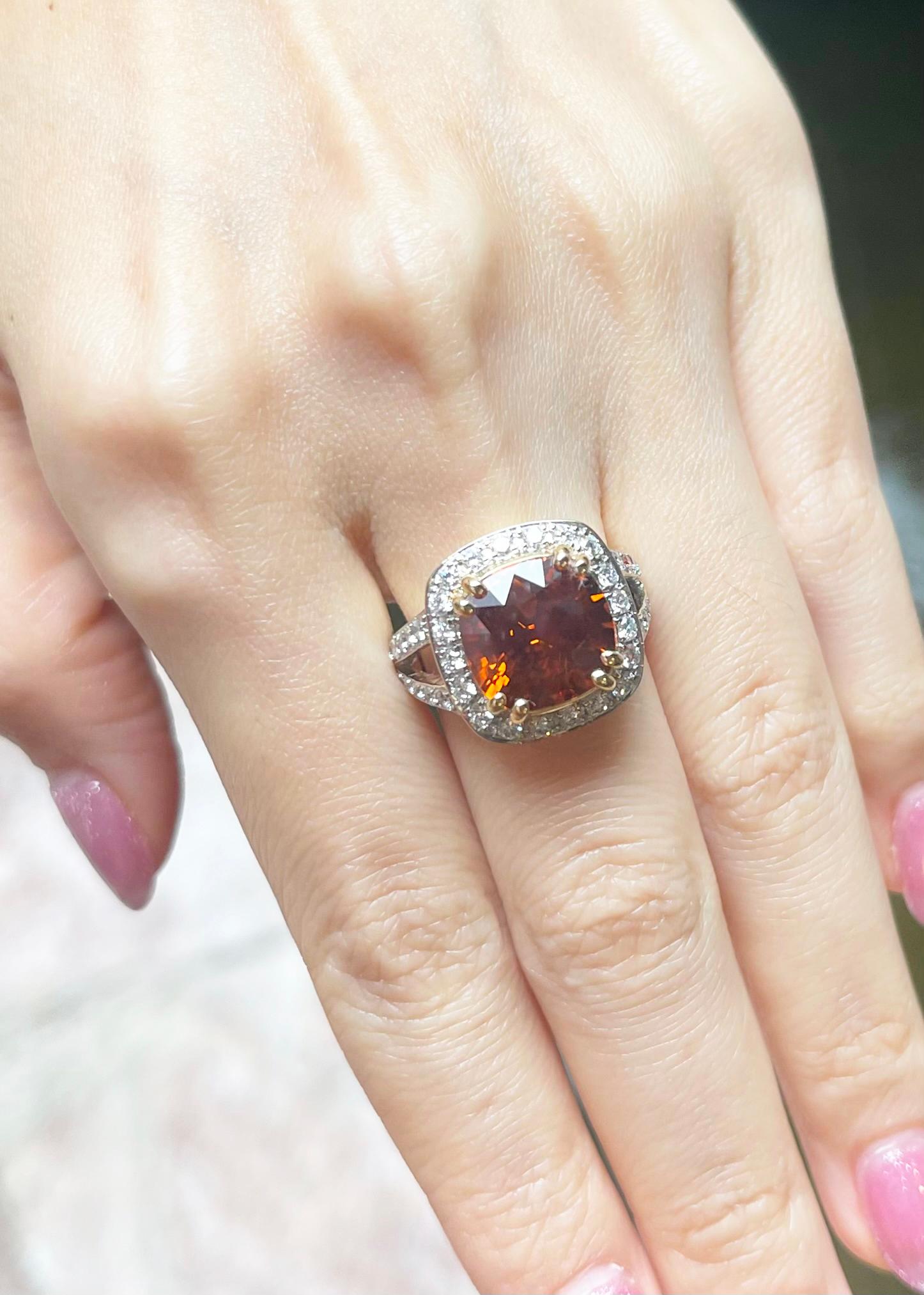 Taille coussin Bague en saphir jaune et diamant sertie en or 18K en vente