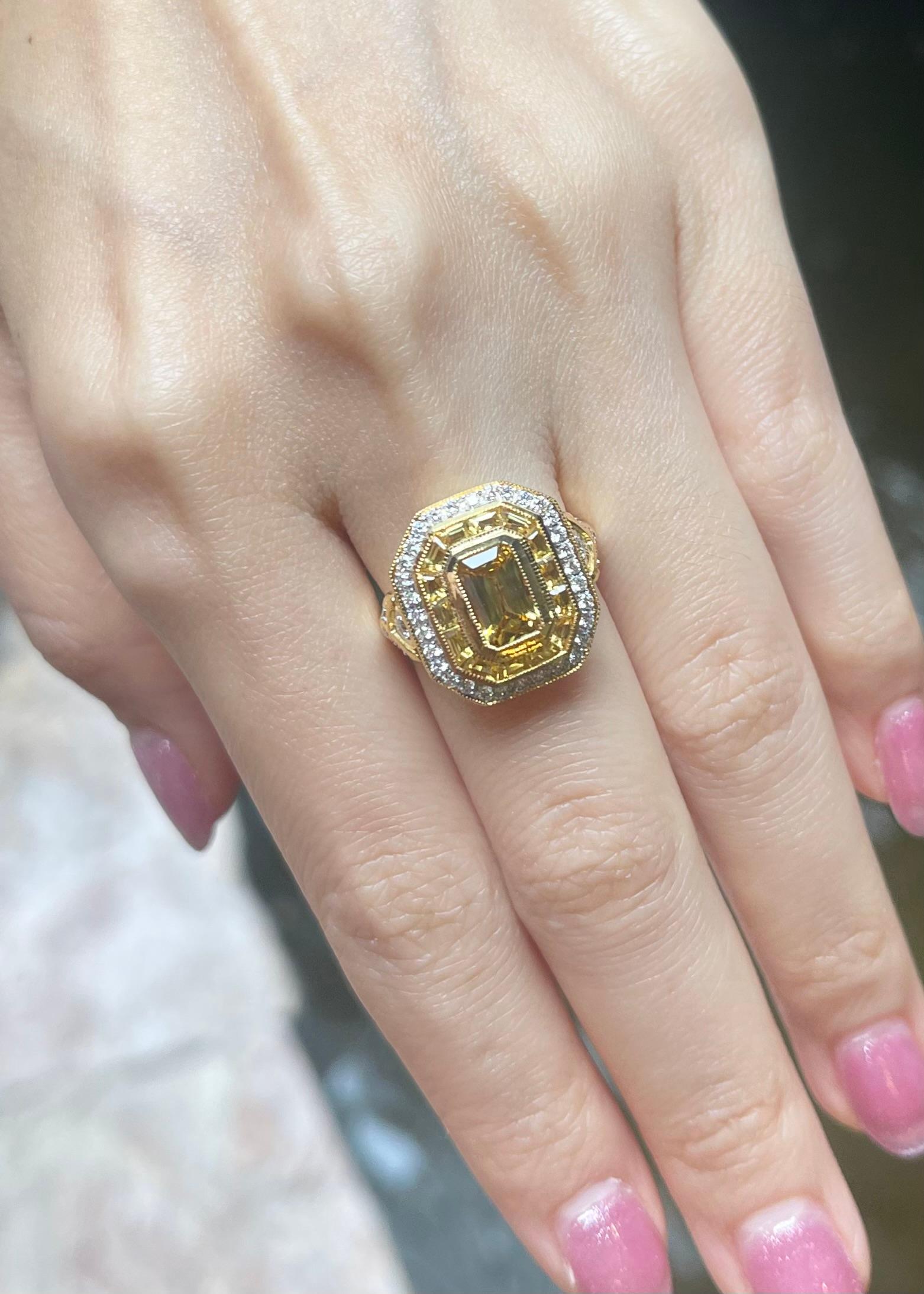 Gelber Saphir mit Diamantring in 18 Karat Gold gefasst (Smaragdschliff) im Angebot