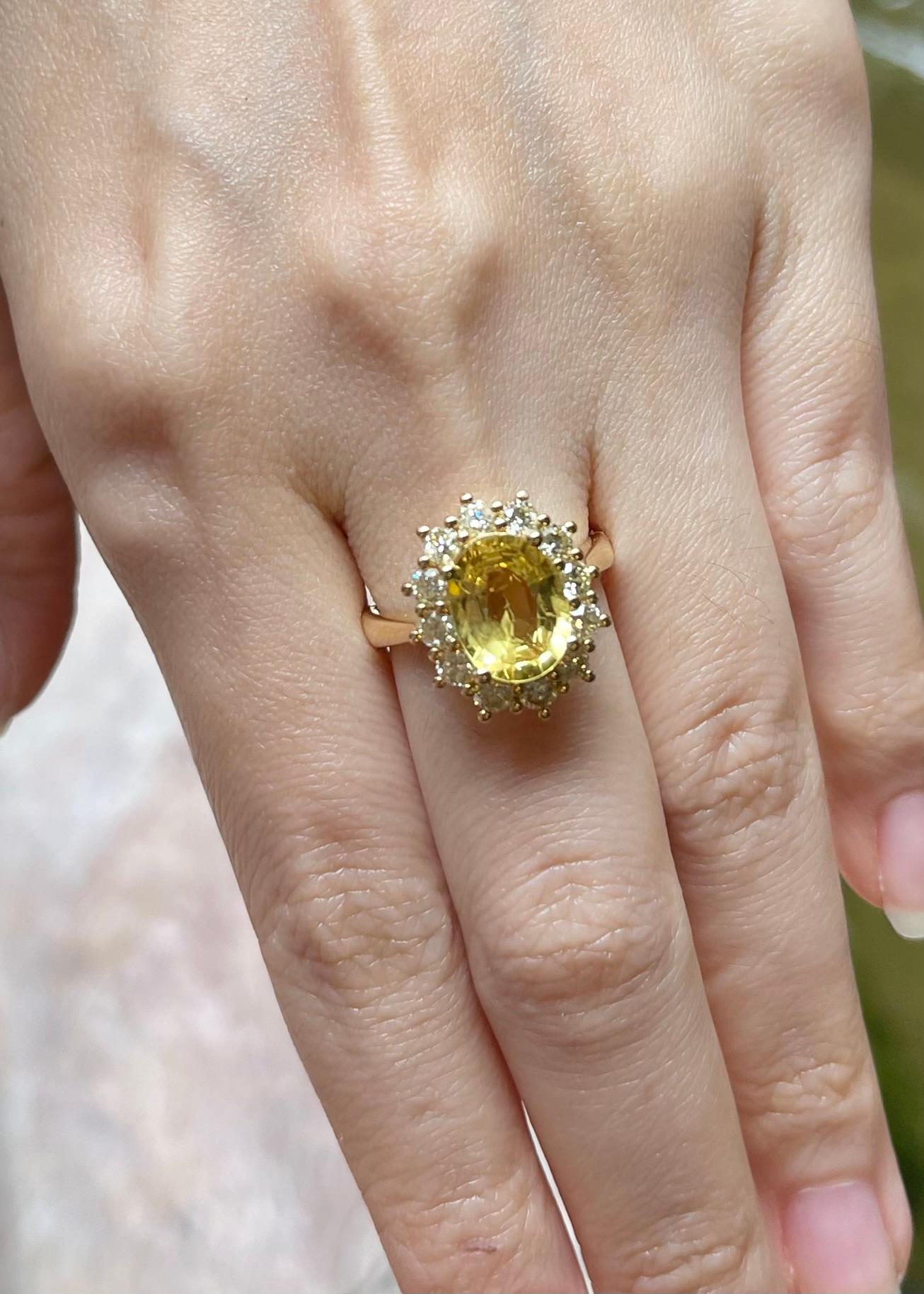 Gelber Saphir mit Diamantring in 18 Karat Gold gefasst (Ovalschliff) im Angebot