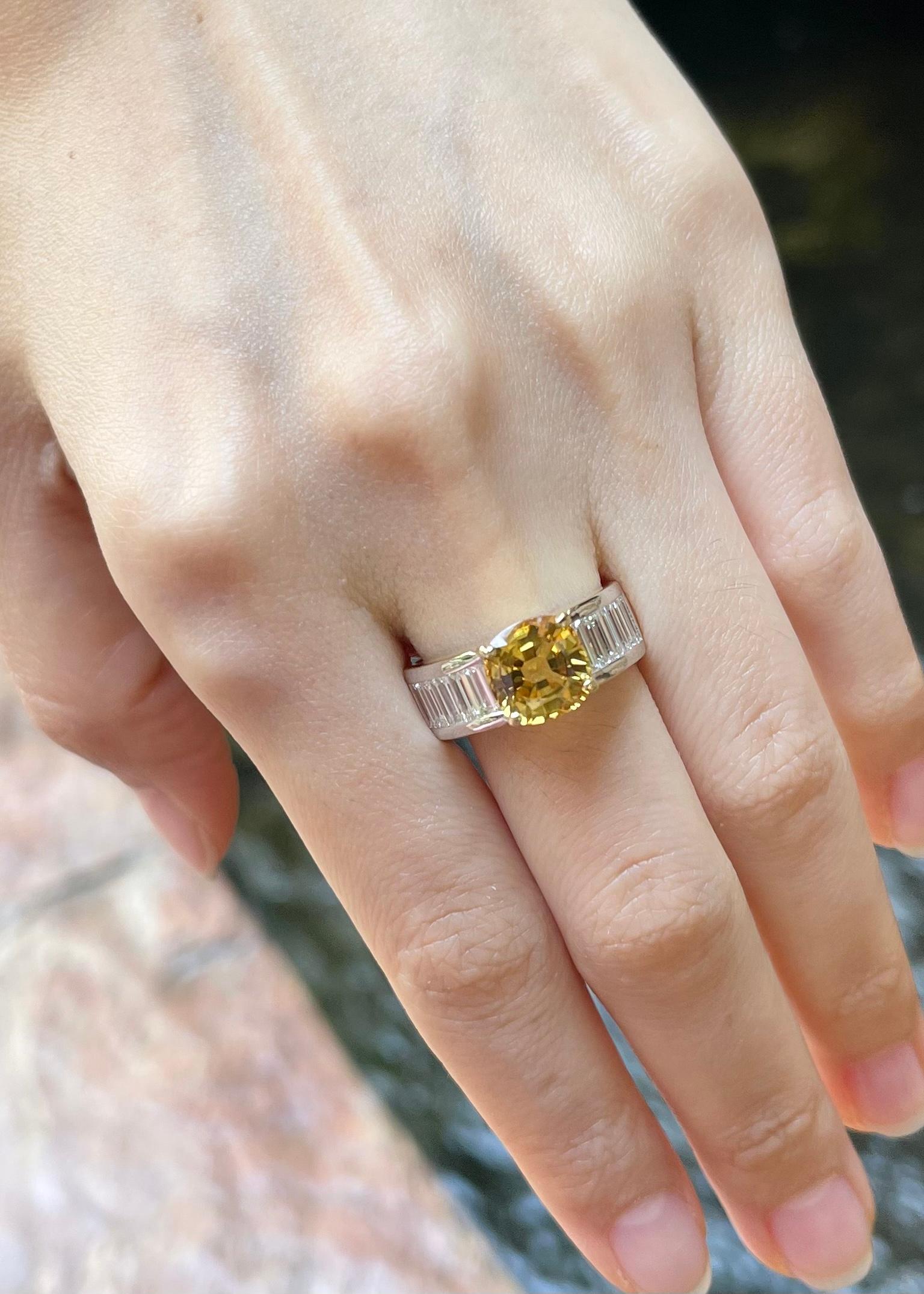 Yellow Sapphire with Diamond Ring Set in 18k Gold Settings In New Condition For Sale In Bangkok, TH