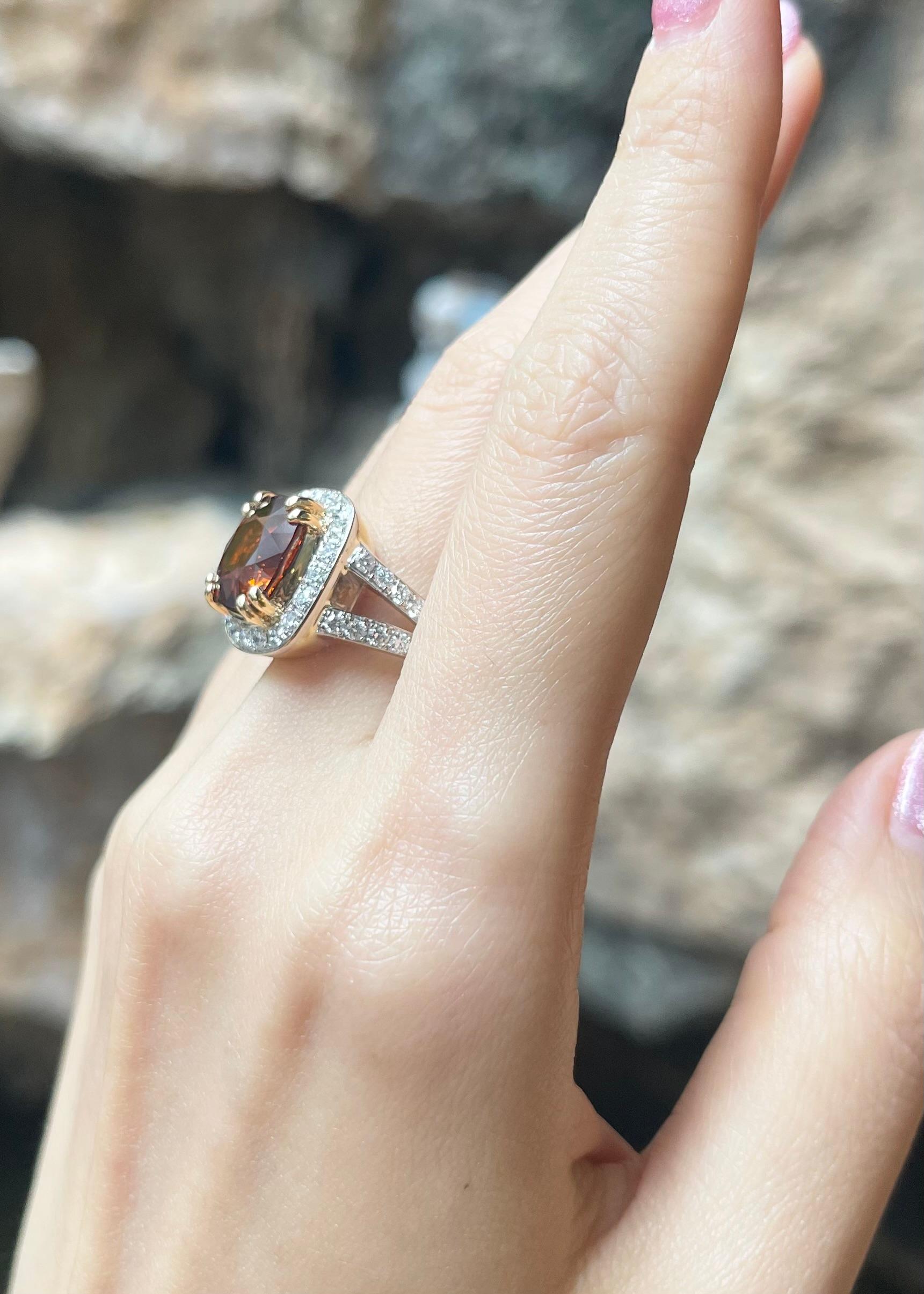 Bague en saphir jaune et diamant sertie en or 18K Neuf - En vente à Bangkok, TH