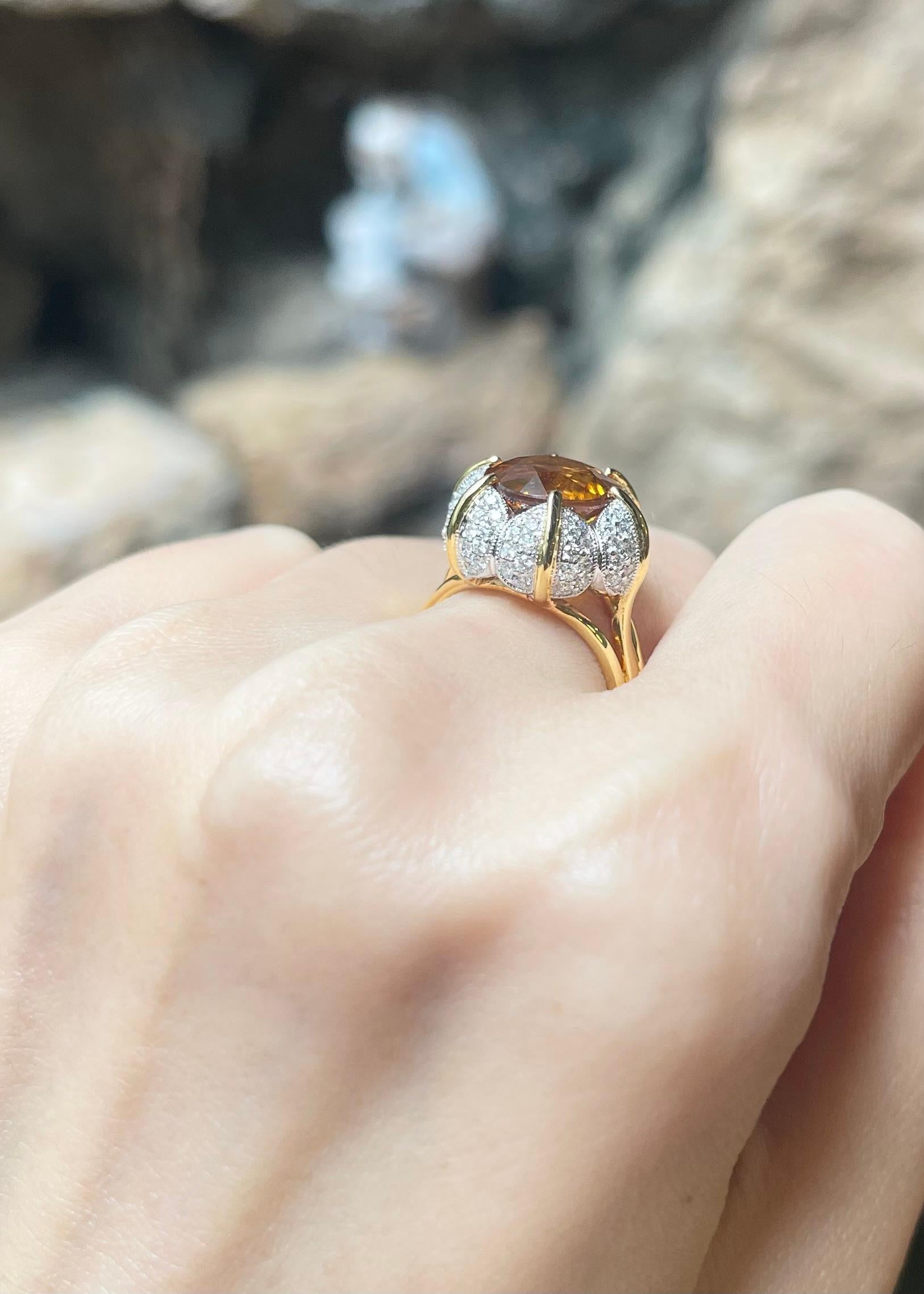 Bague en saphir jaune et diamant sertie en or 18K Neuf - En vente à Bangkok, TH