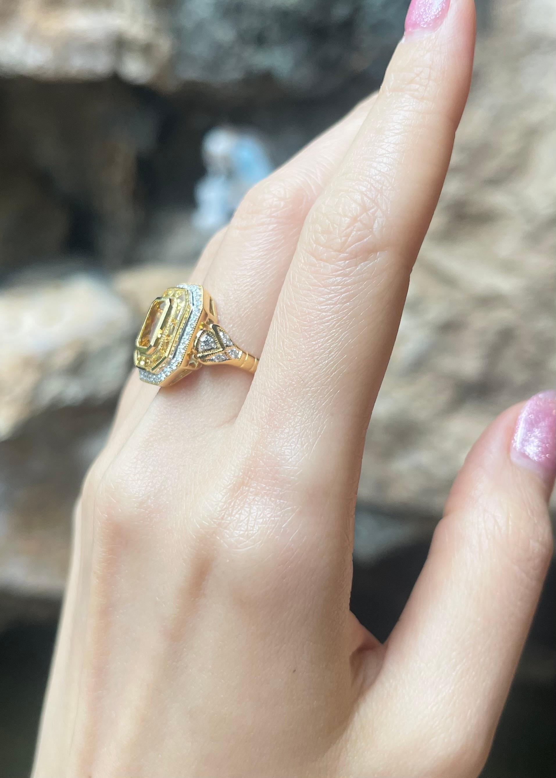 Gelber Saphir mit Diamantring in 18 Karat Gold gefasst im Zustand „Neu“ im Angebot in Bangkok, TH