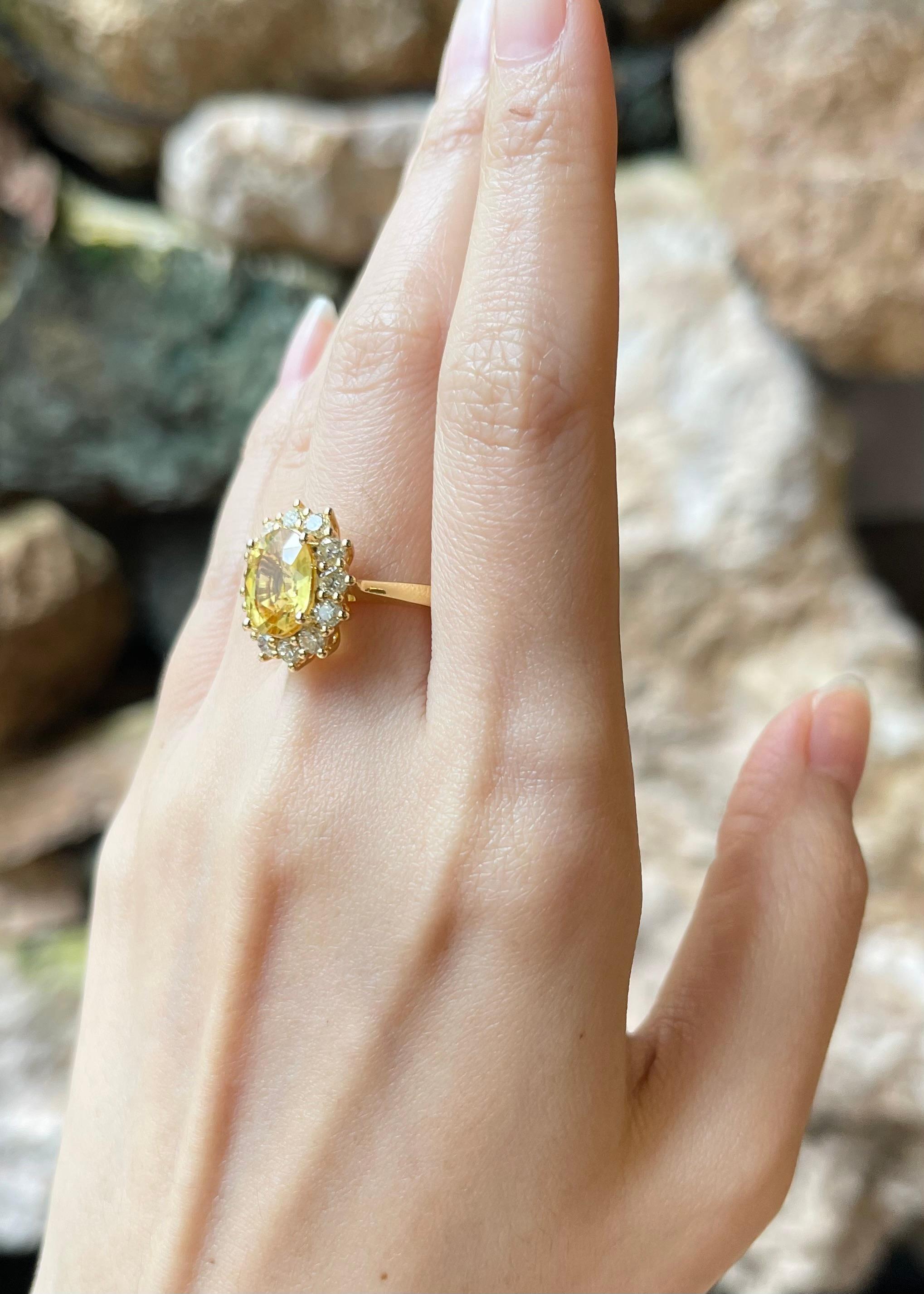 Gelber Saphir mit Diamantring in 18 Karat Gold gefasst im Zustand „Neu“ im Angebot in Bangkok, TH