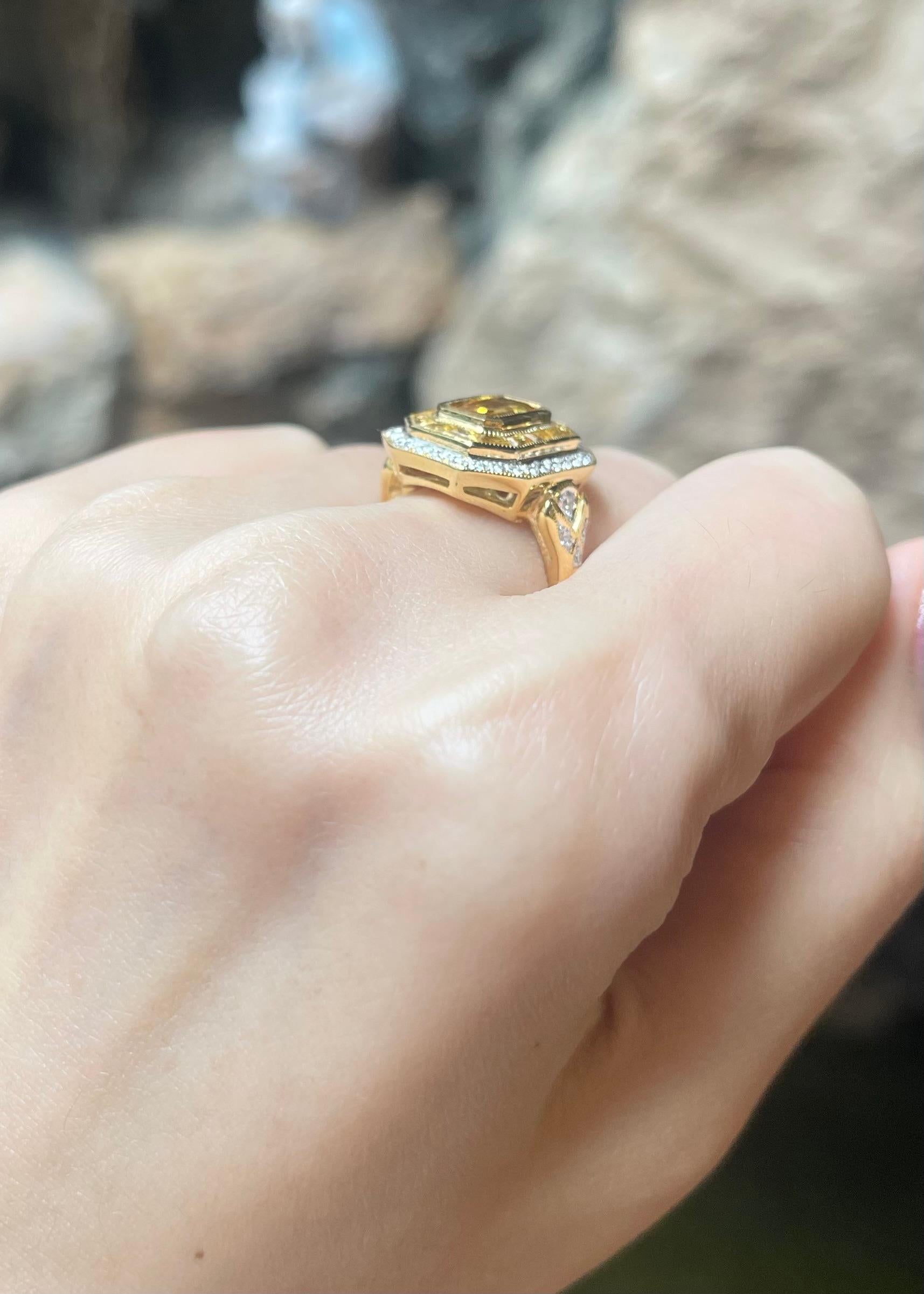 Gelber Saphir mit Diamantring in 18 Karat Gold gefasst Damen im Angebot