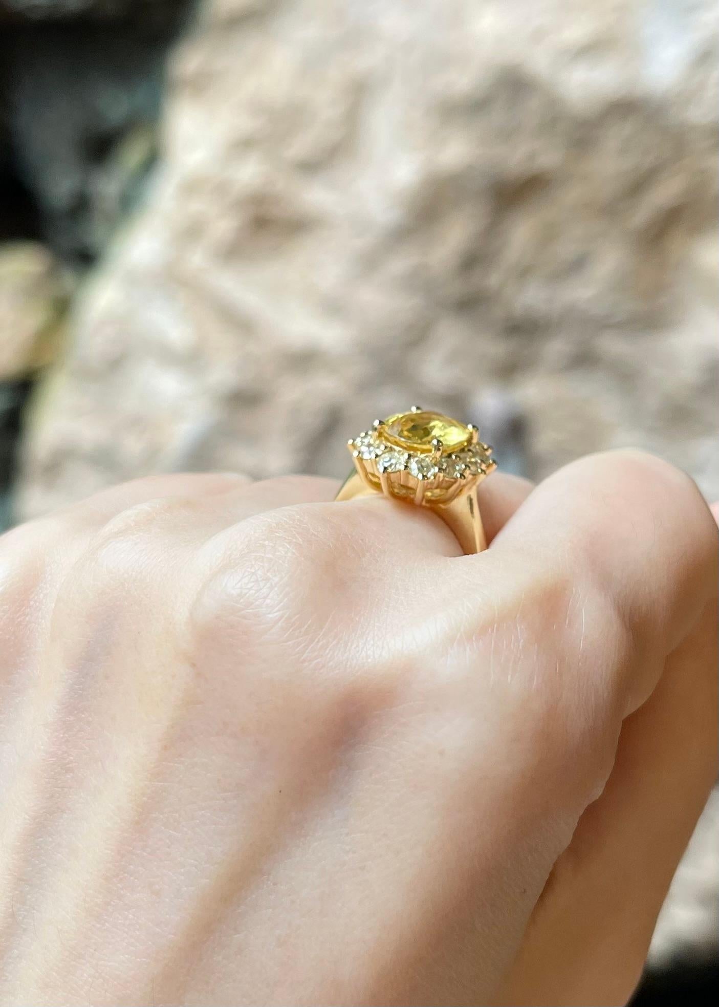 Gelber Saphir mit Diamantring in 18 Karat Gold gefasst Damen im Angebot