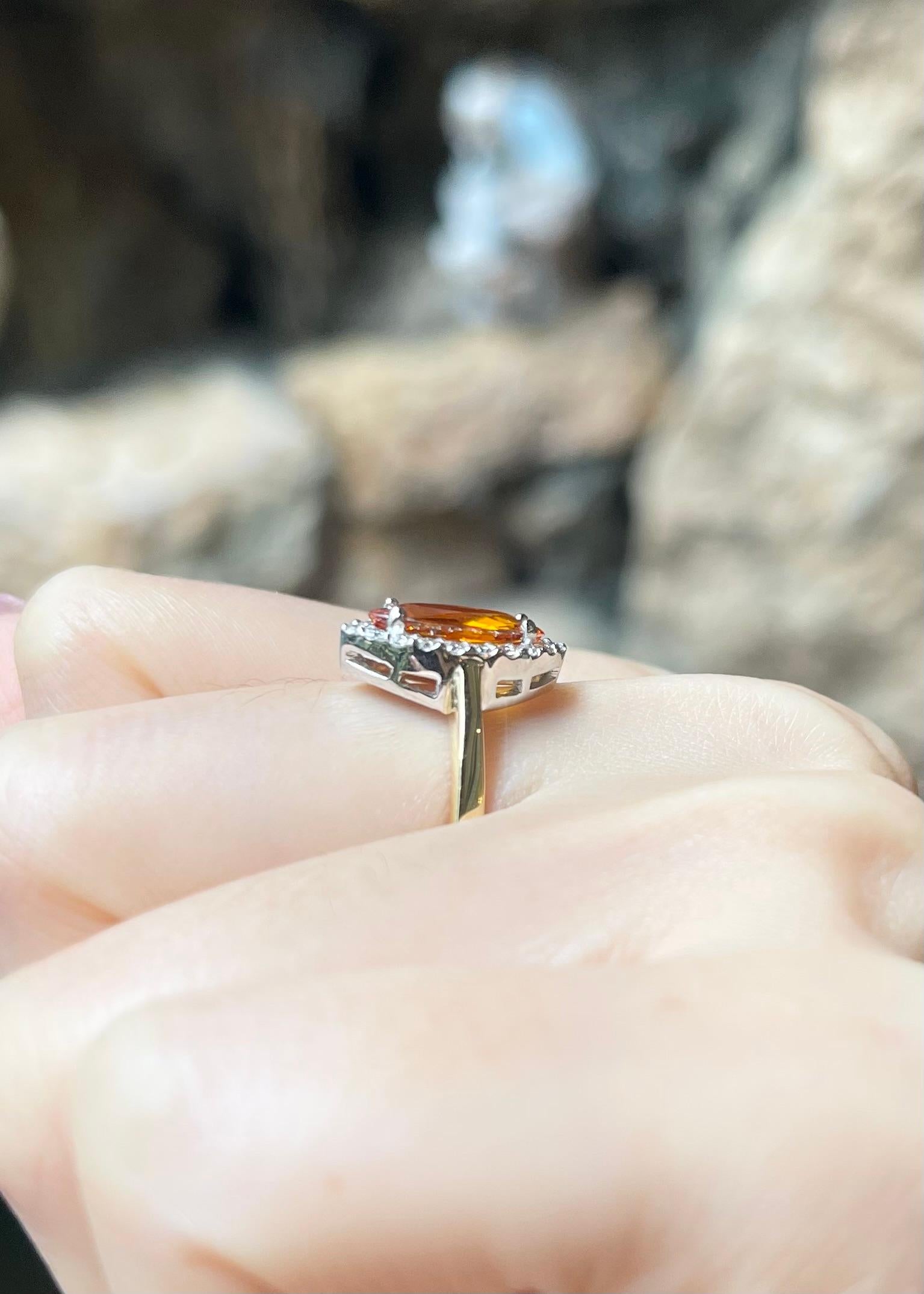 Bague en saphir jaune et diamant sertie en or 18K en vente 1