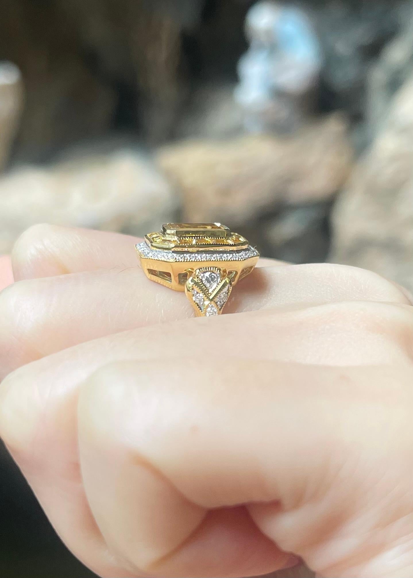 Gelber Saphir mit Diamantring in 18 Karat Gold gefasst im Angebot 1