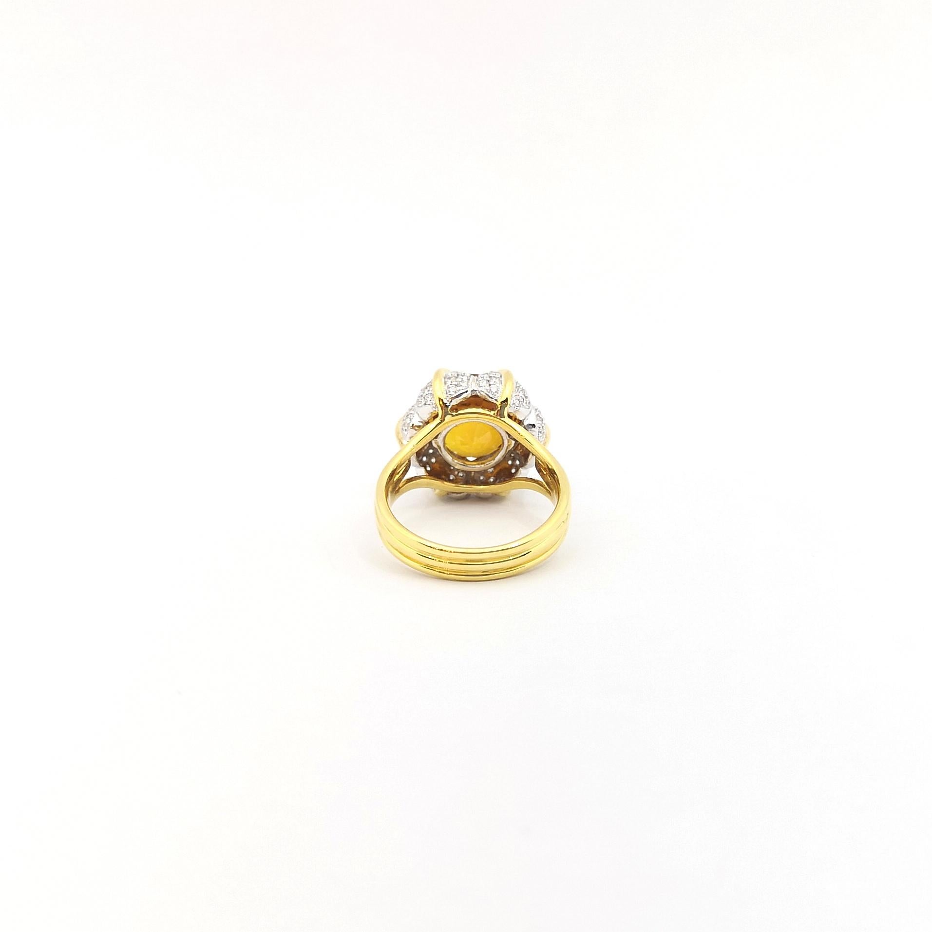 Bague en saphir jaune et diamant sertie en or 18K en vente 2
