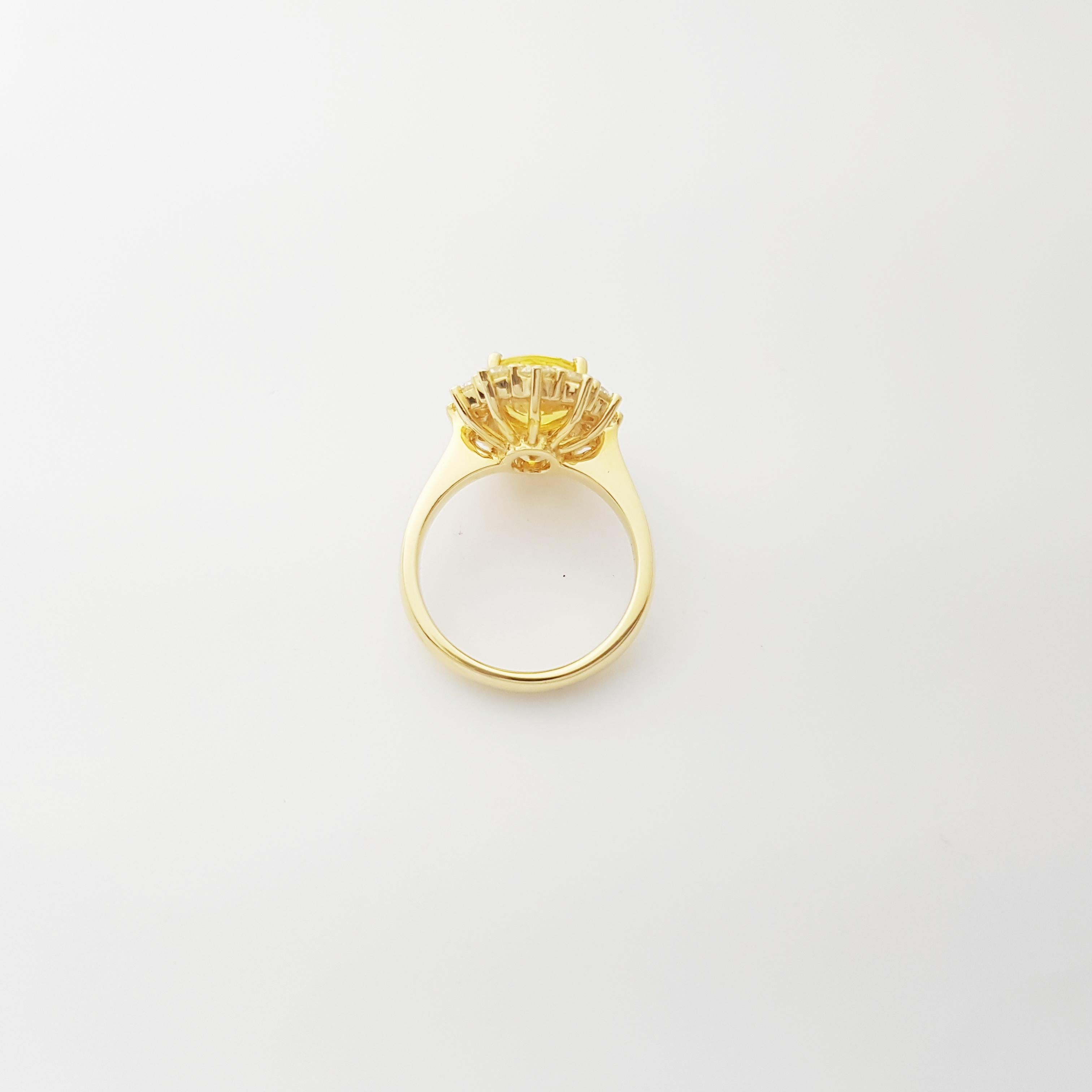 Gelber Saphir mit Diamantring in 18 Karat Gold gefasst im Angebot 3