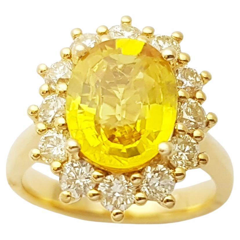 Gelber Saphir mit Diamantring in 18 Karat Gold gefasst im Angebot