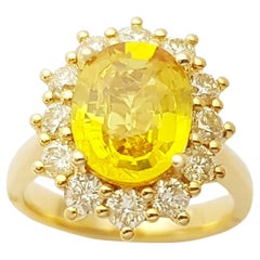 Anello con zaffiro giallo e diamante incastonato in oro 18 carati
