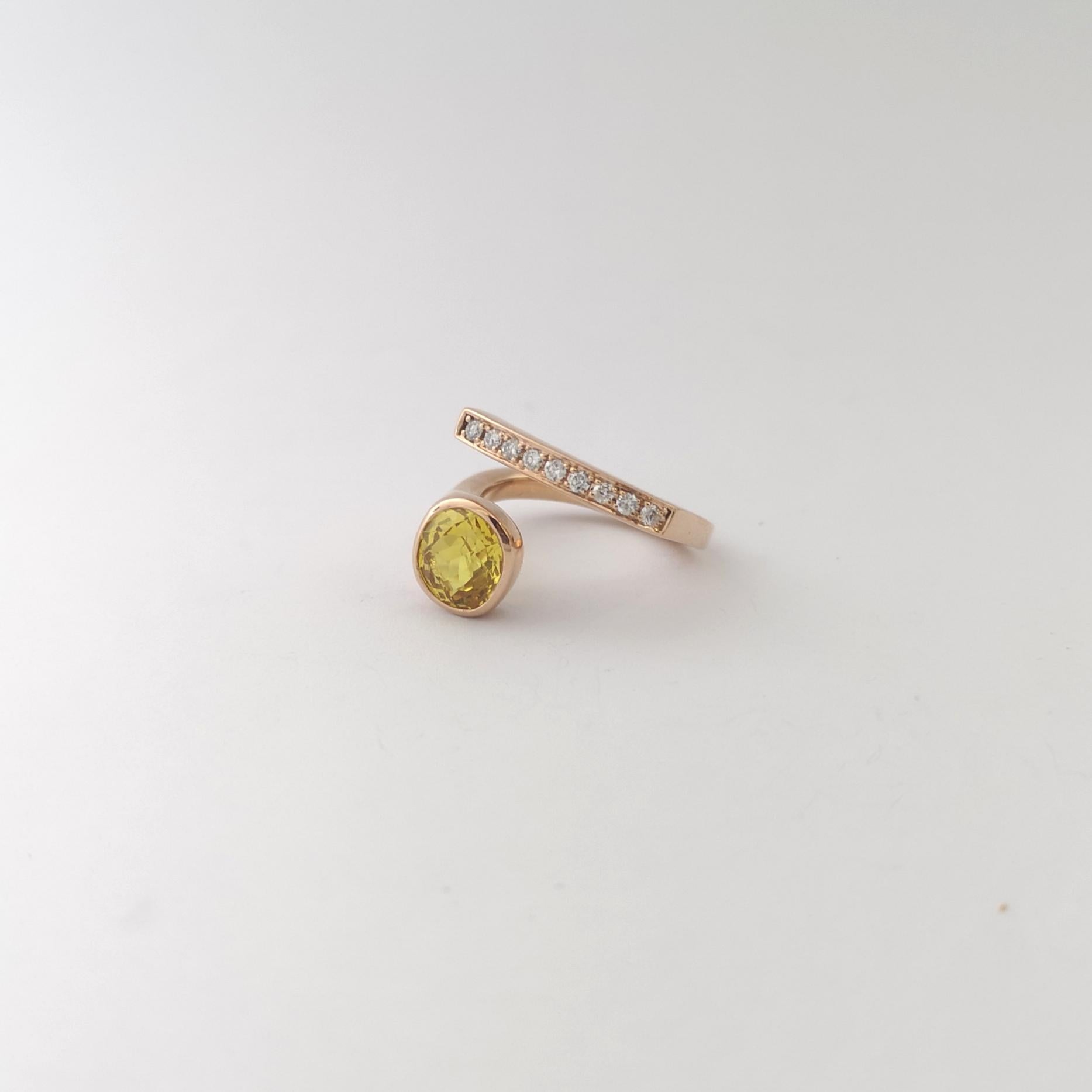 Bague en or rose 18 carats ornée d'un saphir jaune et d'un diamant en vente 4
